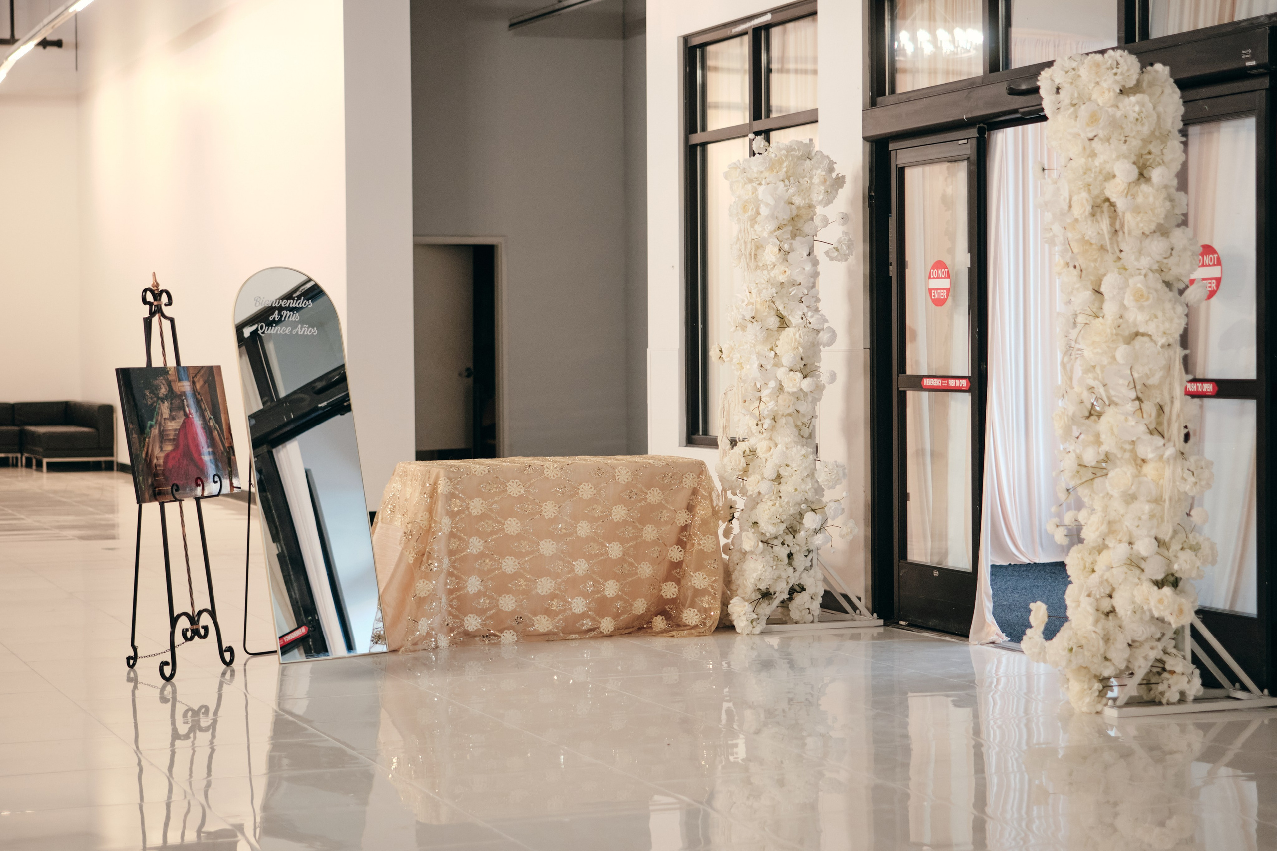 Salón espacioso para eventos en Indiana cubierto por la fotógrafa Gabby Aguirre en Blue Moon Events.