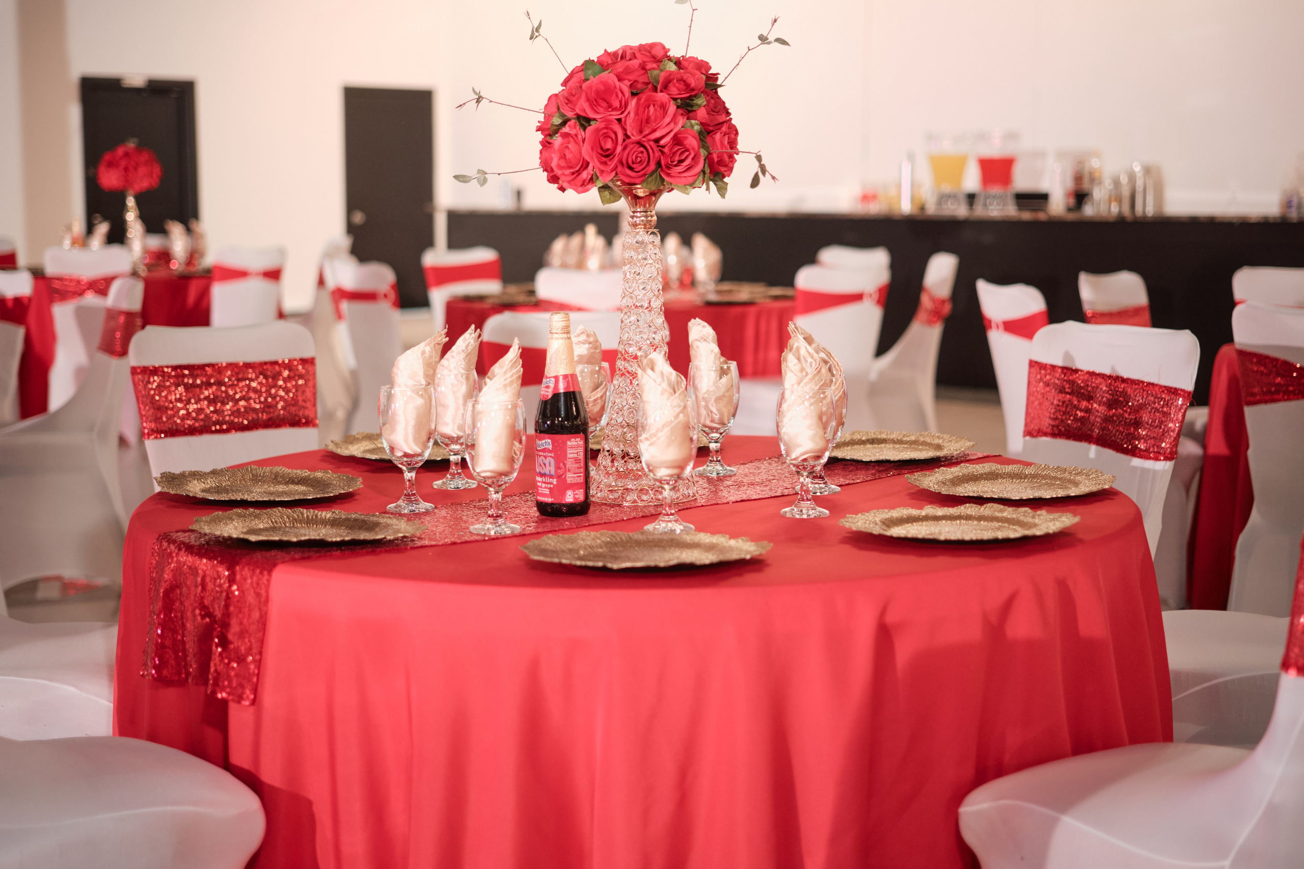 Cobertura de quinceañeras con techos altos y espacios amplios en Blue Moon Events por la fotógrafa Gabby Aguirre