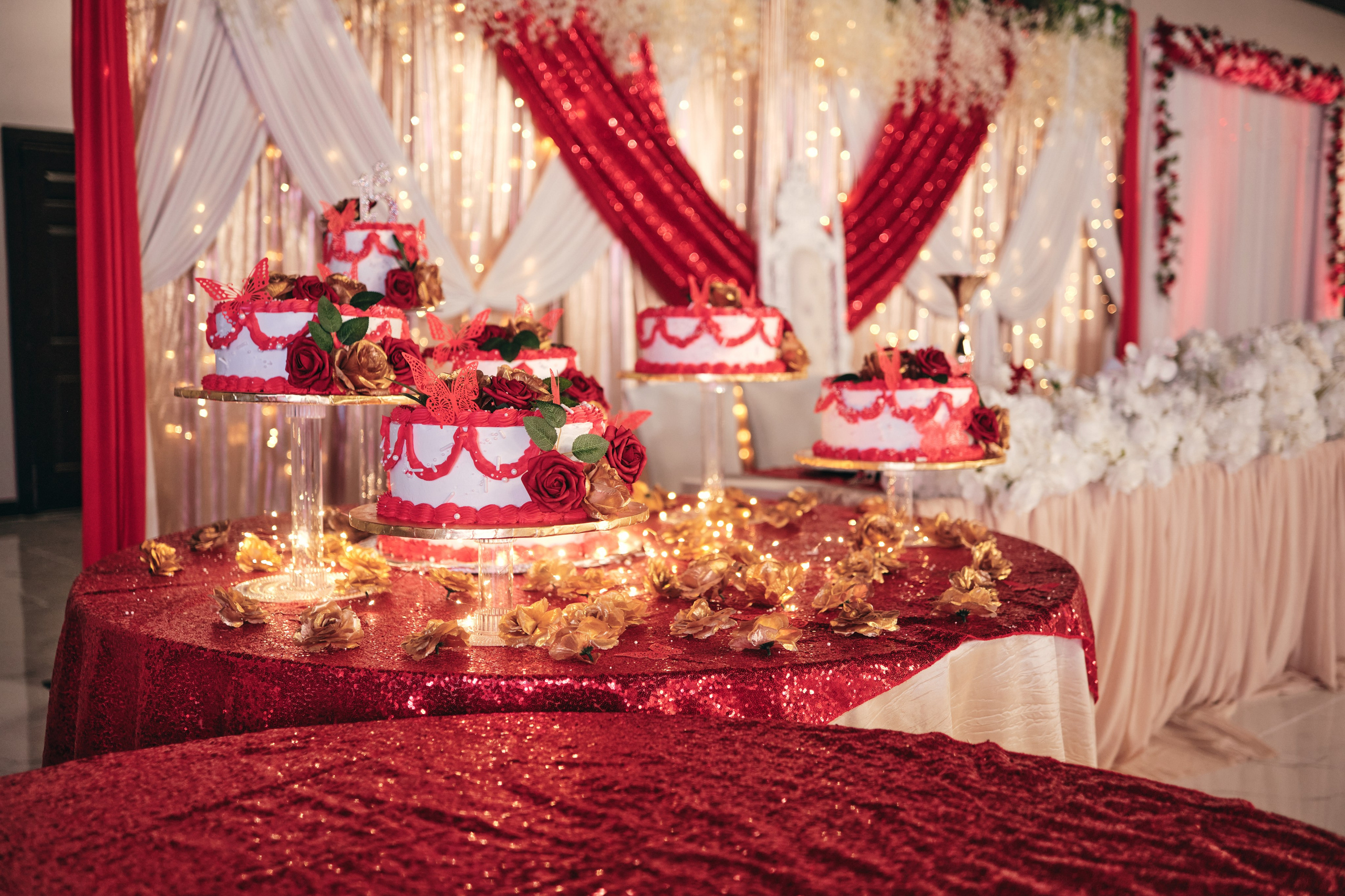 Detalle de montaje profesional en rojo por el equipo de Blue Moon Events, salón de fiestas en Indianápolis