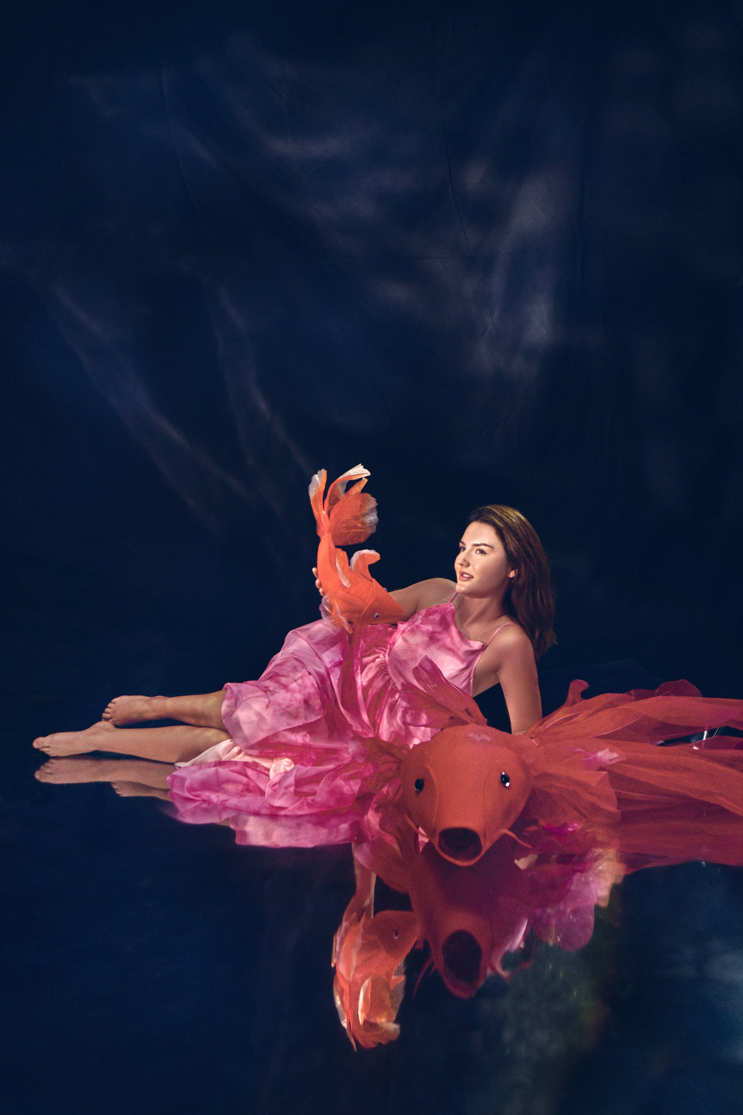 Dance with Koi. Лайфстайл фотограф в Хойане и Дананге. Love-story, семейные и свадебные фотосессии