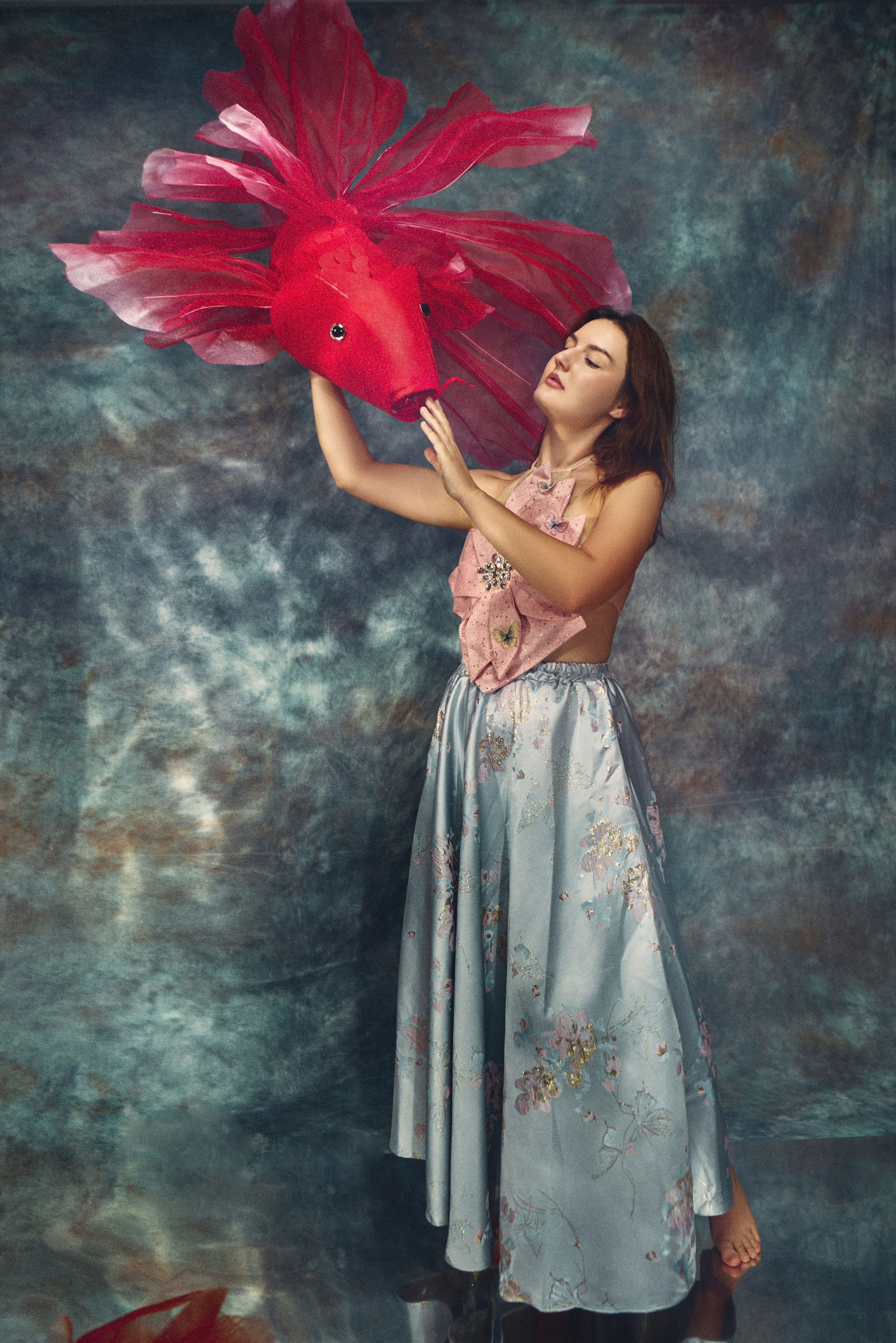Dance with Koi. Лайфстайл фотограф в Хойане и Дананге. Love-story, семейные и свадебные фотосессии