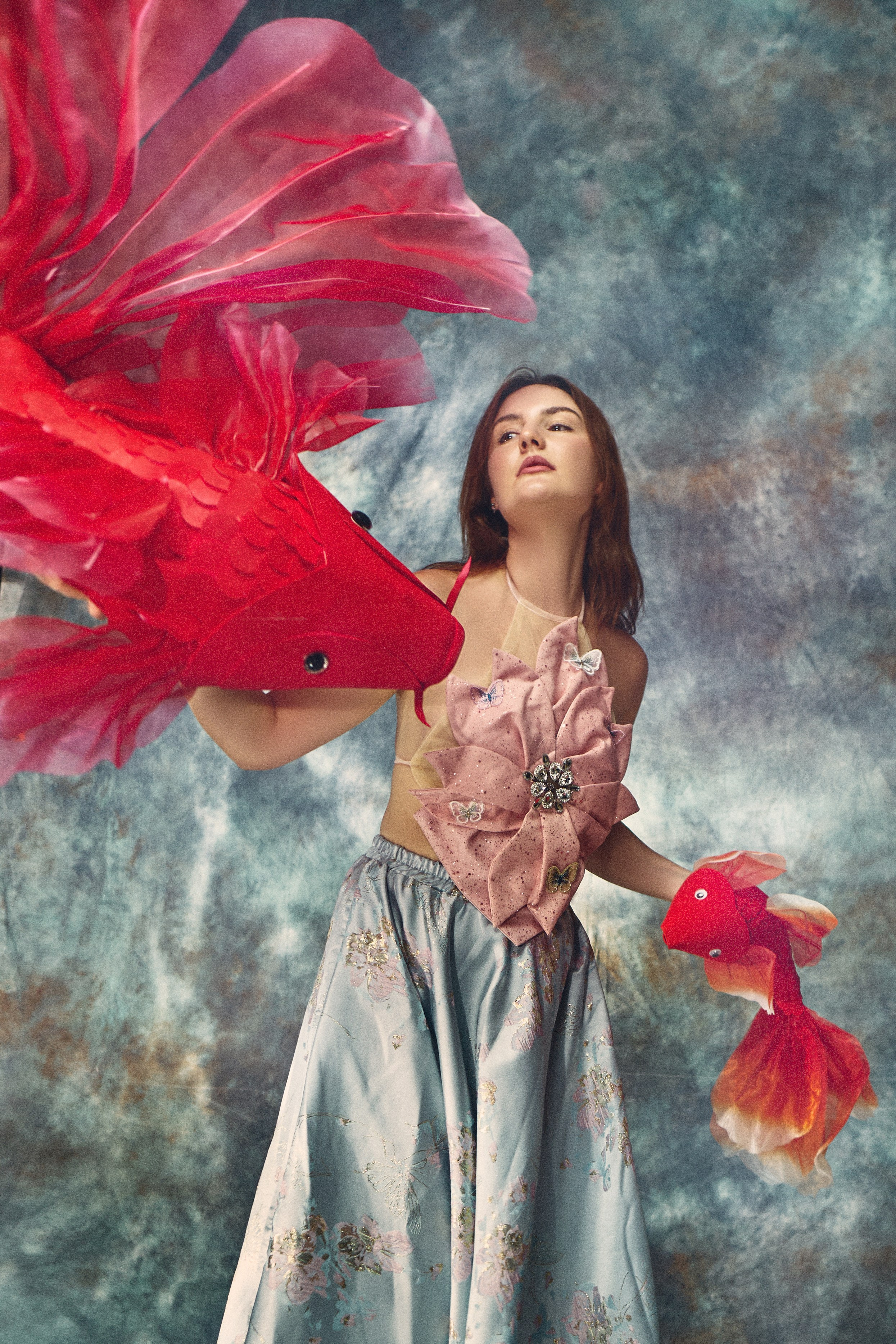 Dance with Koi. Лайфстайл фотограф в Хойане и Дананге. Love-story, семейные и свадебные фотосессии