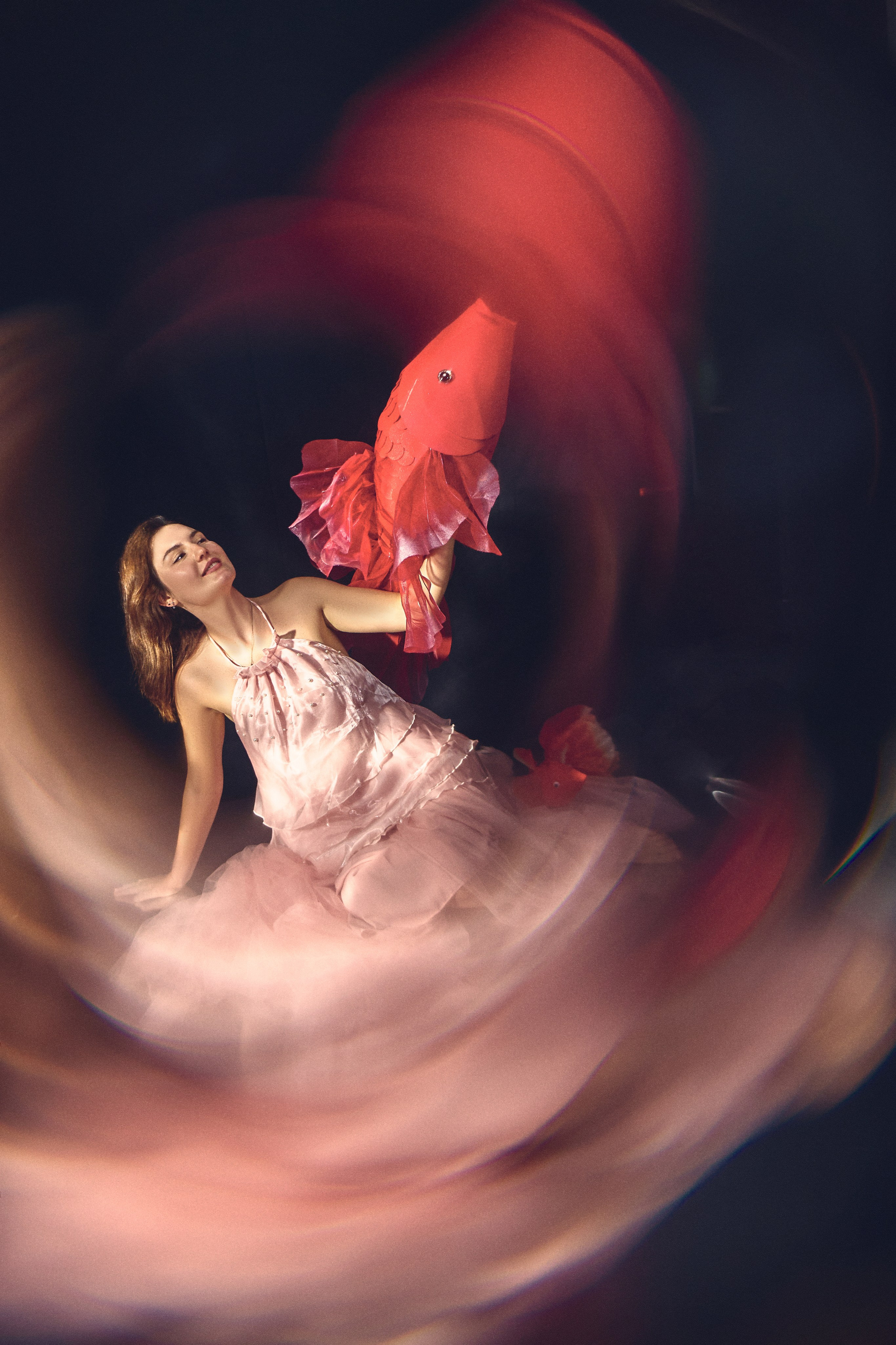 Dance with Koi. Лайфстайл фотограф в Хойане и Дананге. Love-story, семейные и свадебные фотосессии