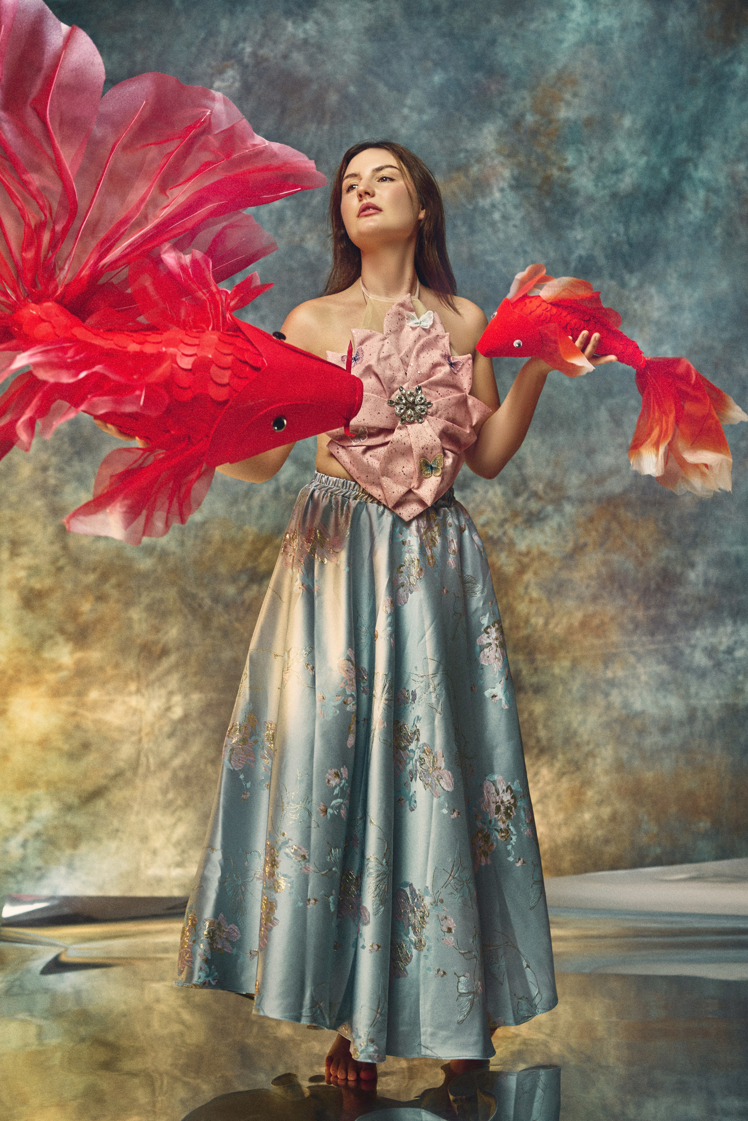 Dance with Koi. Лайфстайл фотограф в Хойане и Дананге. Love-story, семейные и свадебные фотосессии