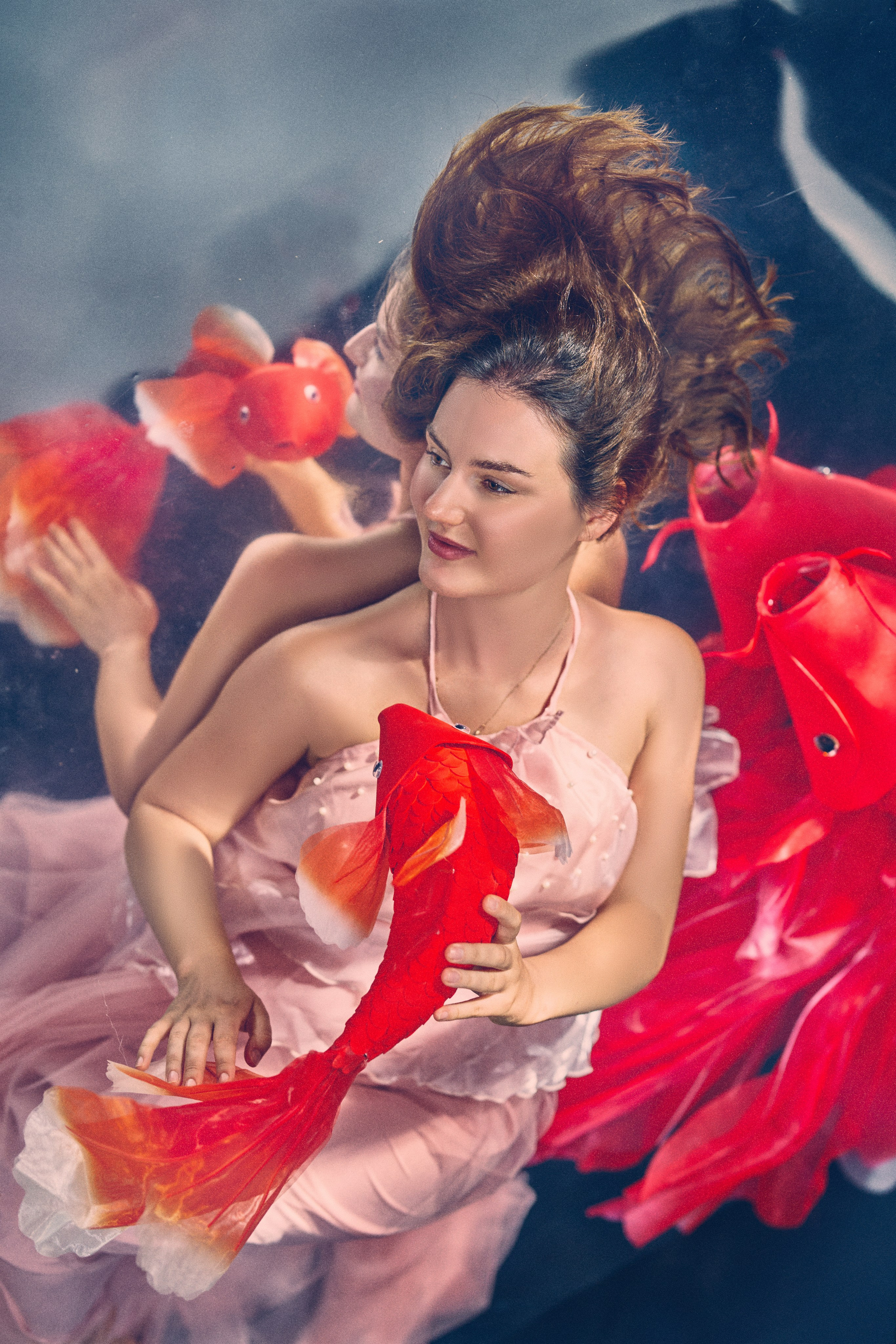 Dance with Koi. Лайфстайл фотограф в Хойане и Дананге. Love-story, семейные и свадебные фотосессии
