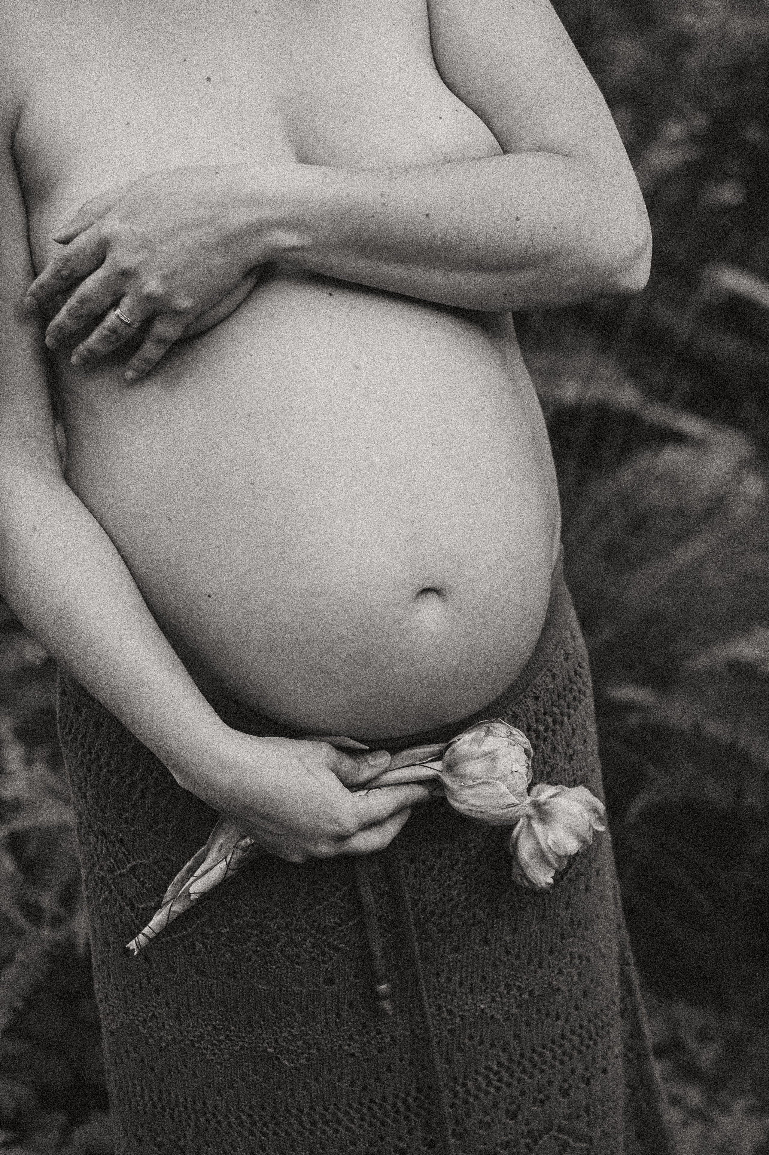 Maternity Photoshoot in Portugal — Artistic Pregnancy Session