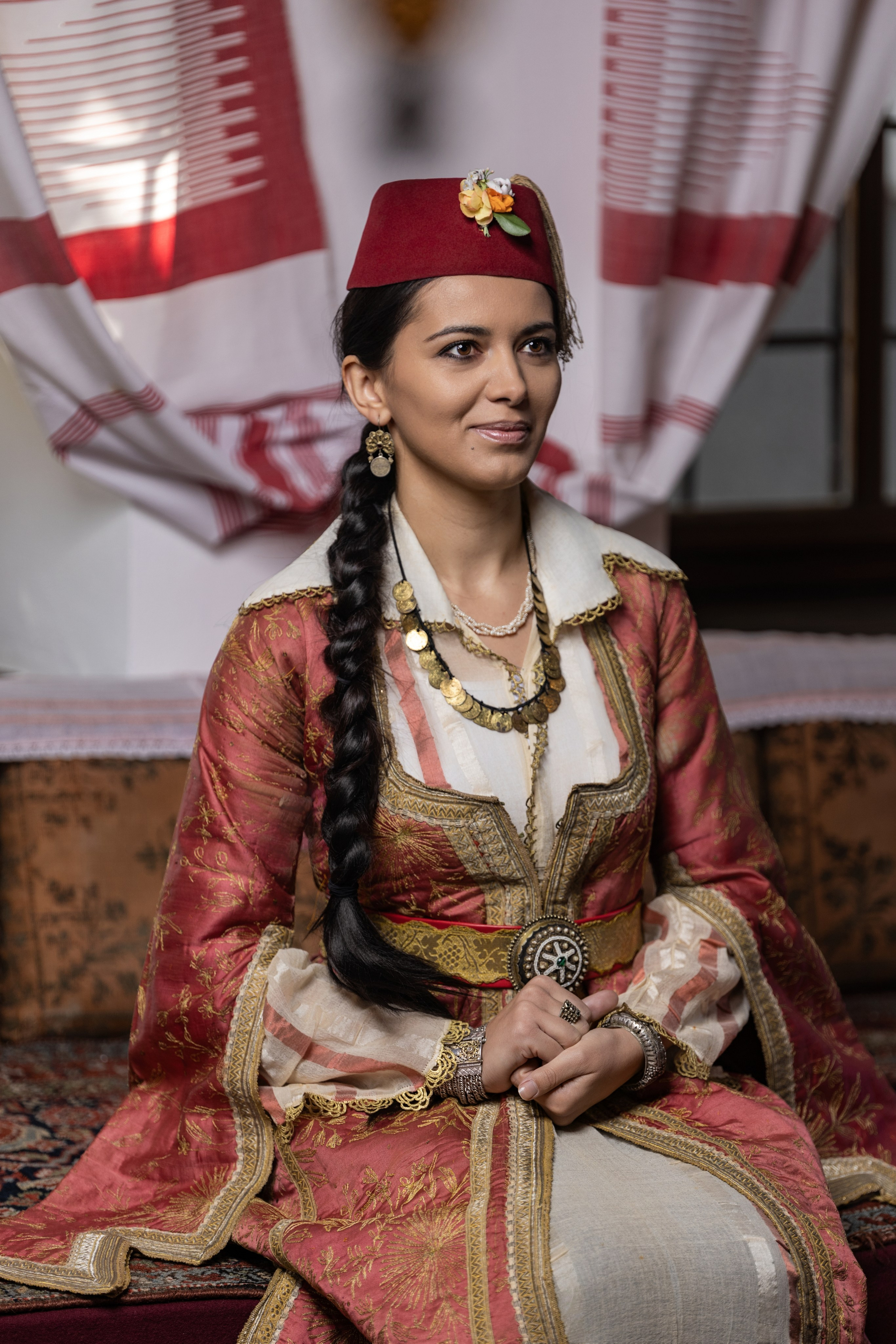 Originalne narodne nošnje Bosne i Hercegovine izložene u Svrzinoj kući u Sarajevu, prikazane u autentičnom ambijentu tradicionalne gradske arhitekture. Original folk costumes of Bosnia and Herzegovina displayed in the Svrzo House in Sarajevo, presented in the authentic setting of traditional urban architecture.