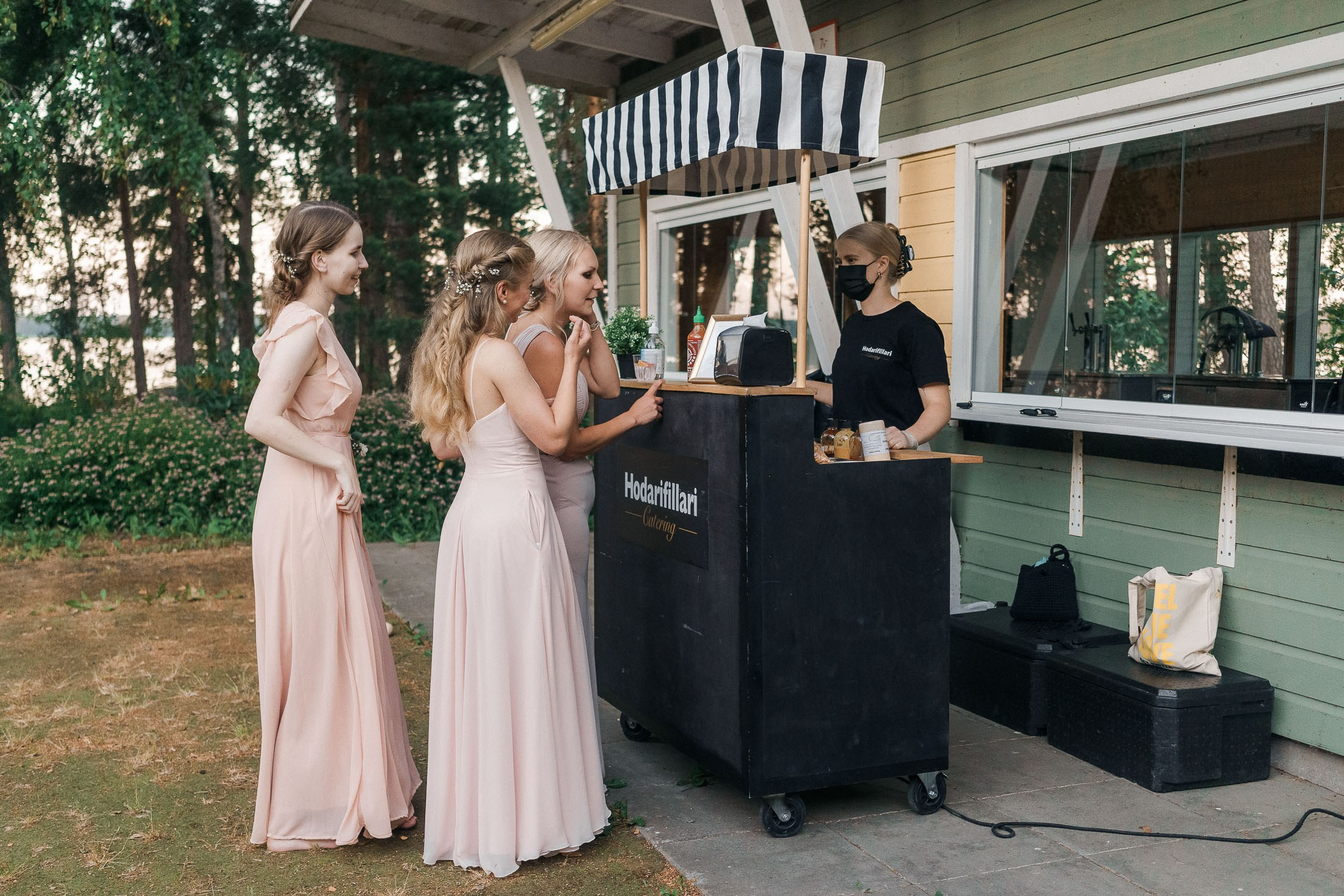 Hodarifillari tarjoilee herkullista yöpalaa häävieraille Tanssisaaressa