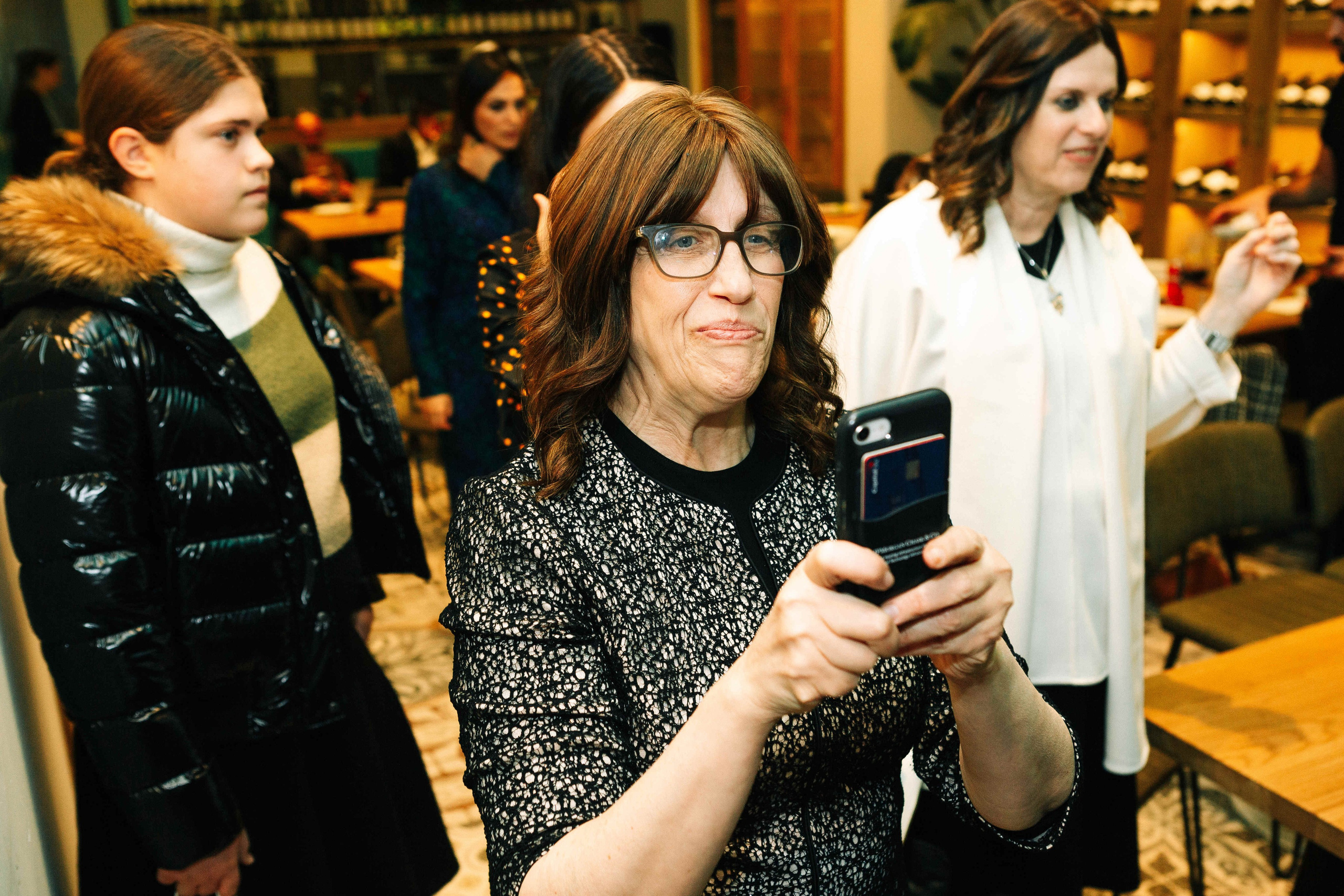 PARTY IN A RESTAURANT WITH THE WHOLE FAMILY. Https://shi-photo.com/