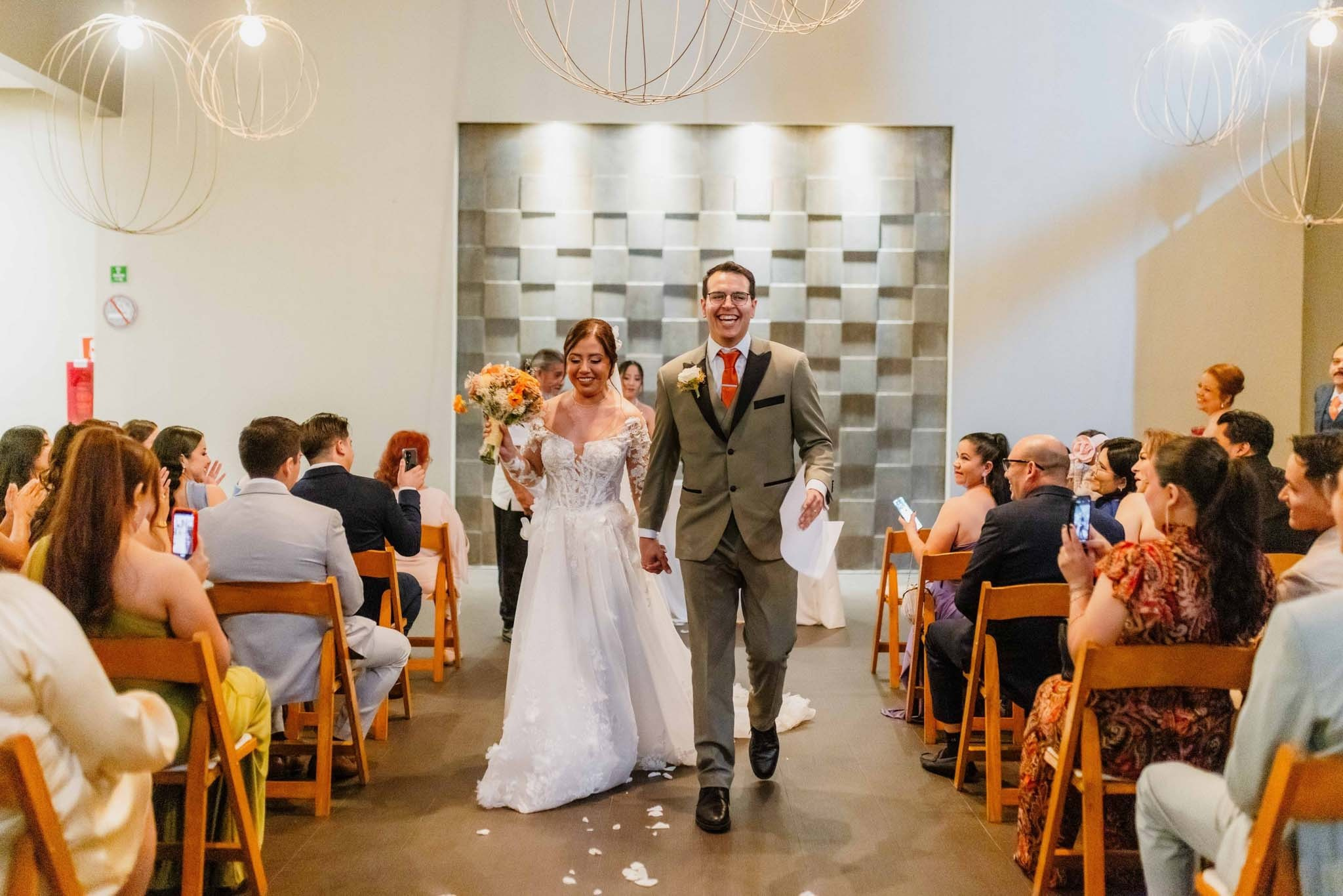 novios saliendo de ceremonia civil en Tijuana Baja California invitados aplaudiendo
