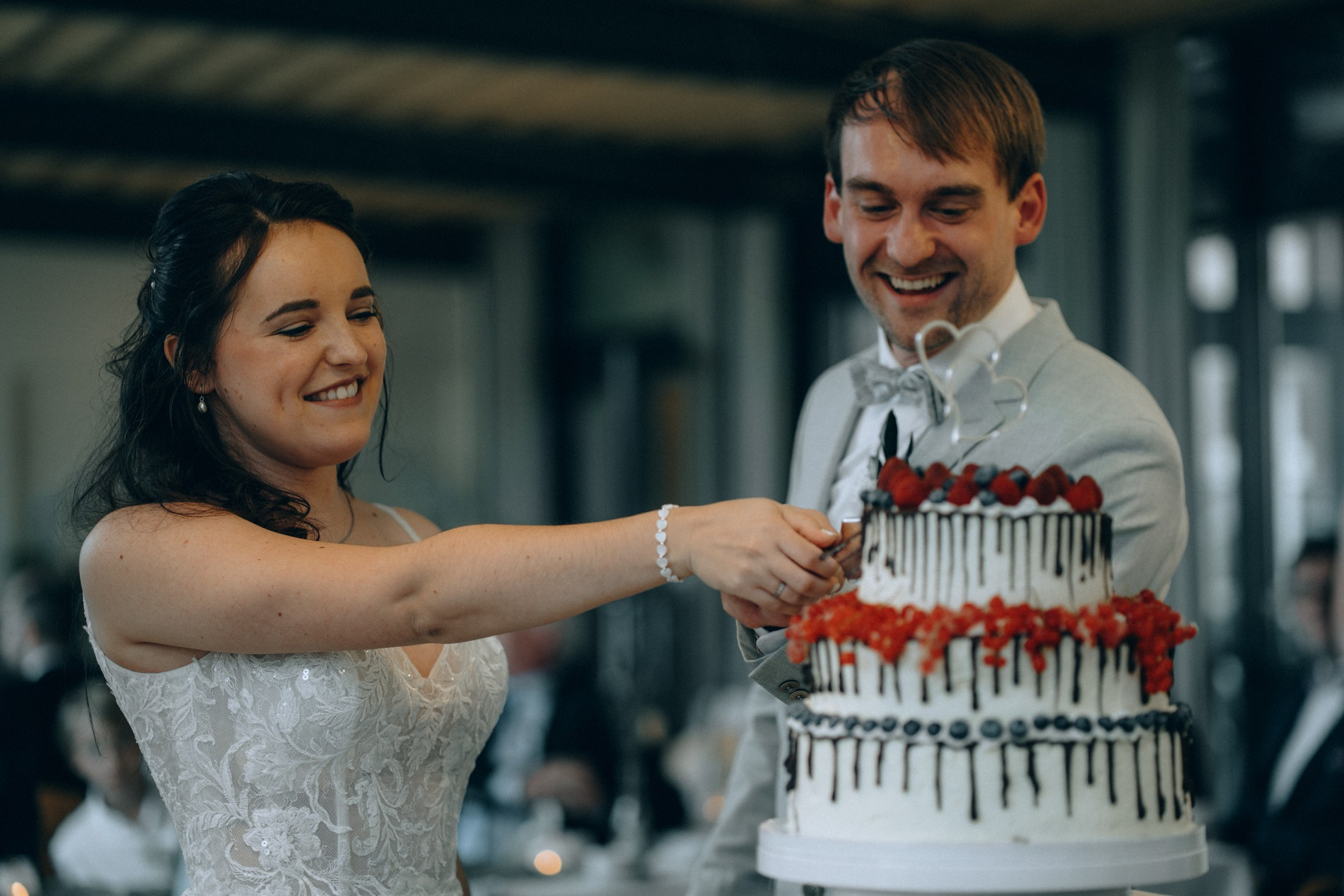 Brautpaar schneidet Torte an – emotionale Hochzeitsreportage
