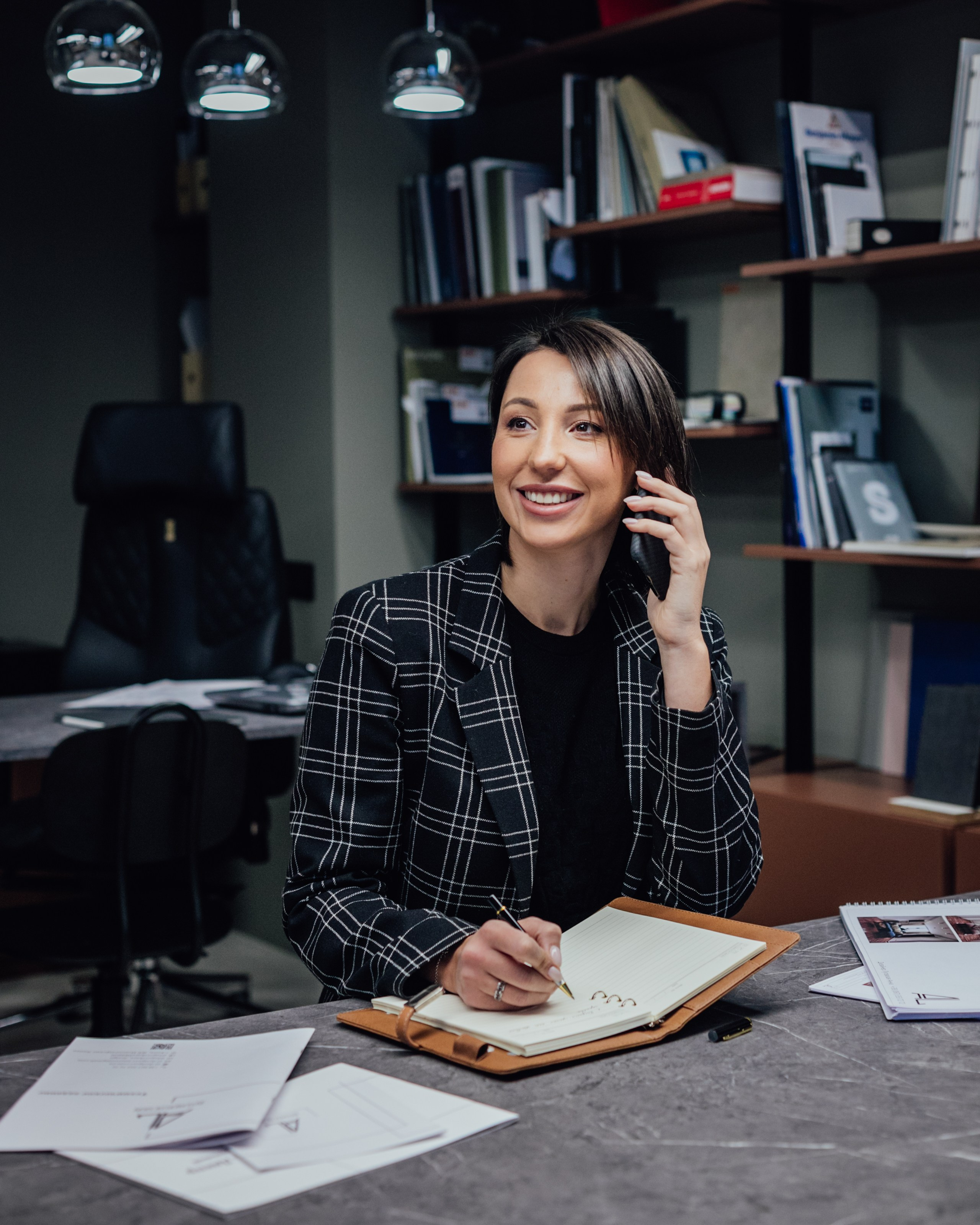 Interior designer Anna. Amazing photo session at a time convenient for you. Y