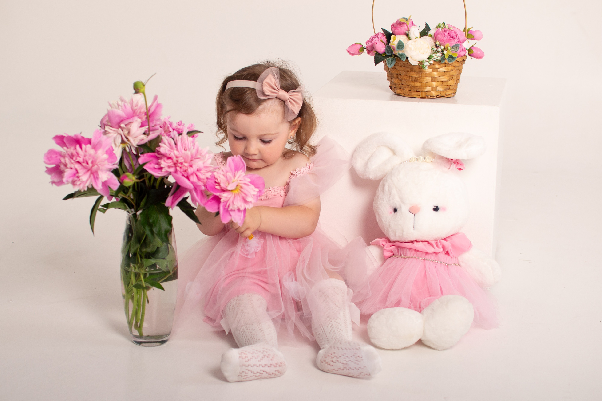 Фотосессия с пионами. Фотограф новорожденных в Темиртау и Караганде Любовь Жукова newborn