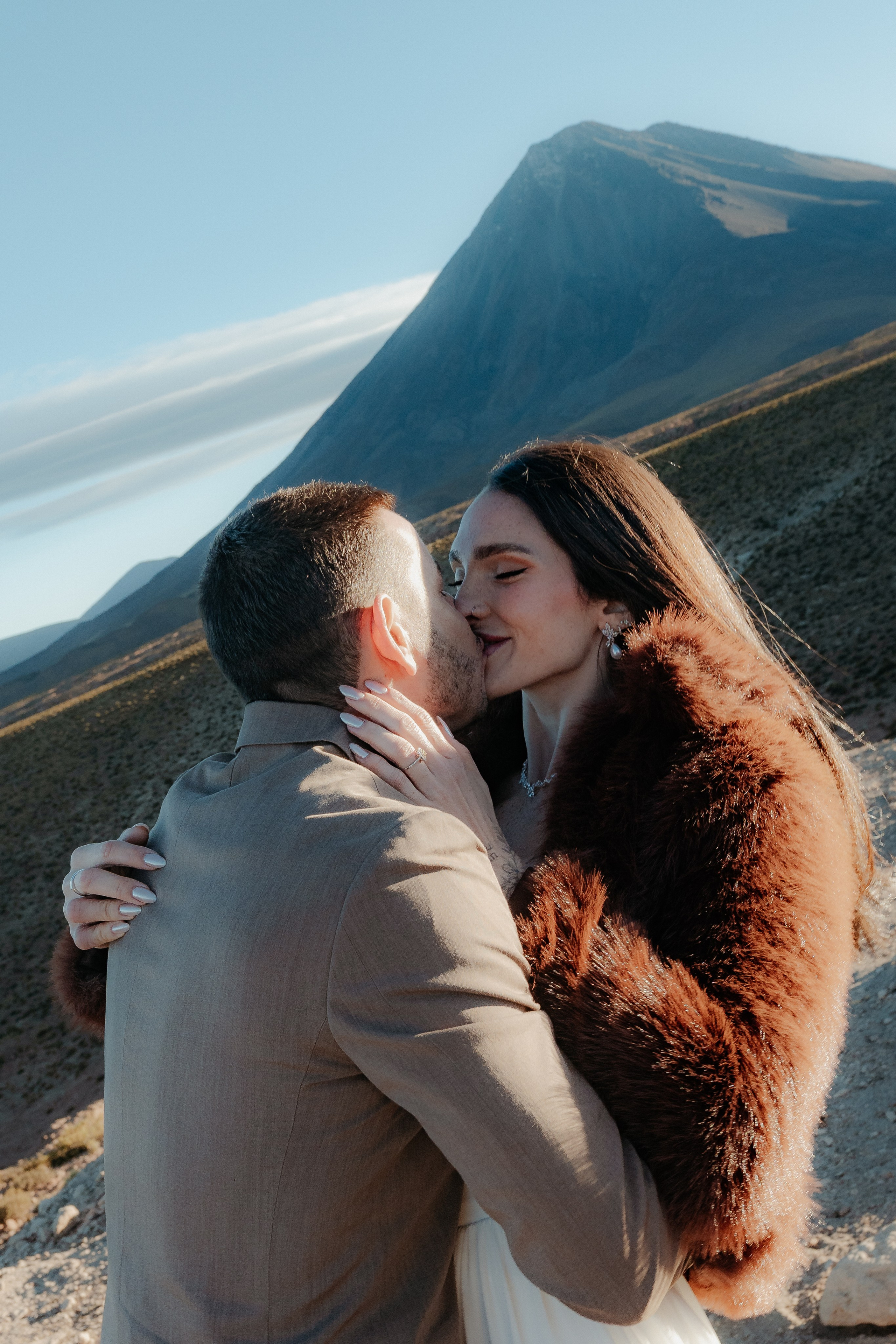 Pre-wedding no mirante do vulcão Licancabur. Photographer in San Pedro de Atacama