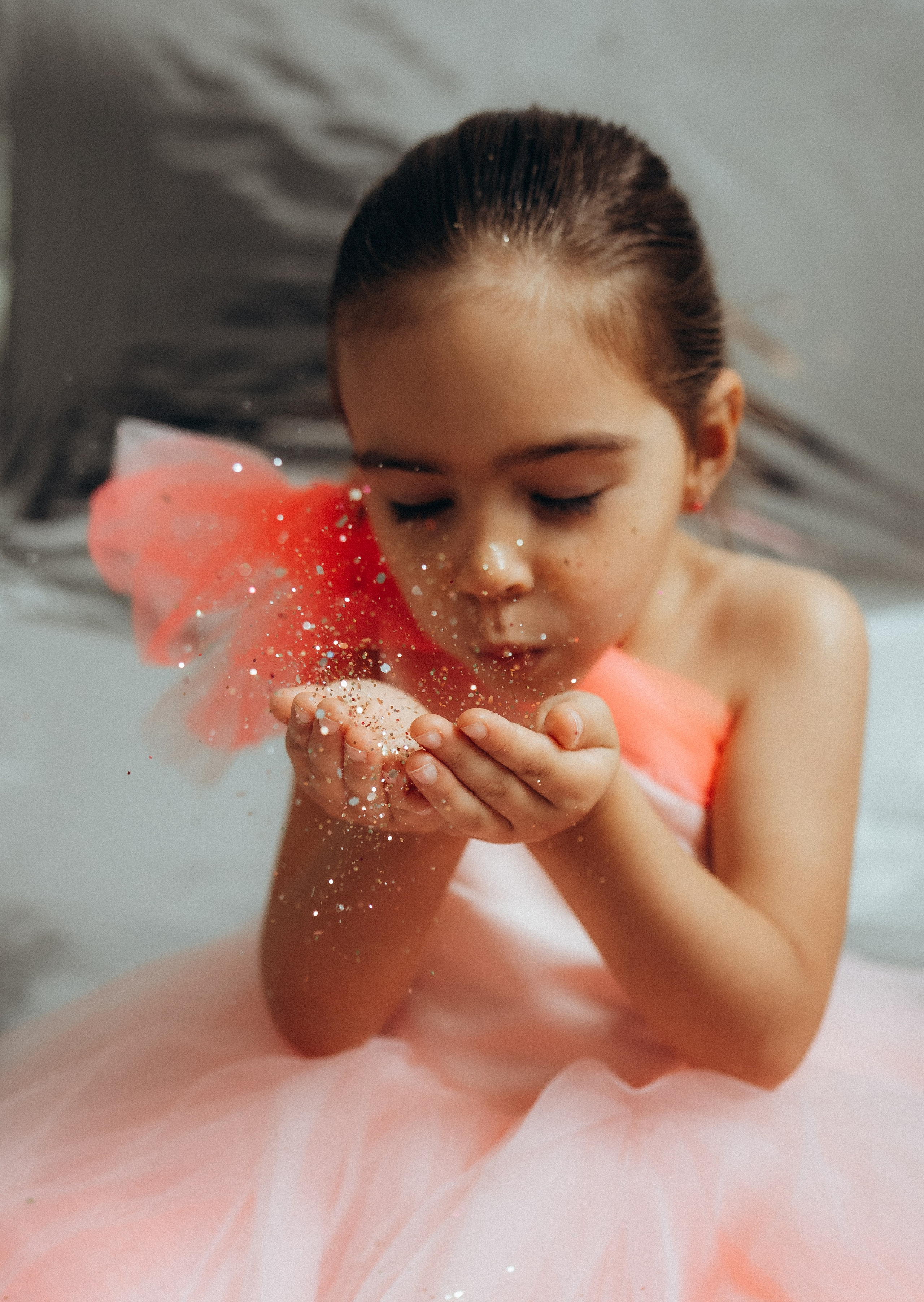 Ritratto spontaneo di bambina di 5 anni in un evento per bambini a Milano