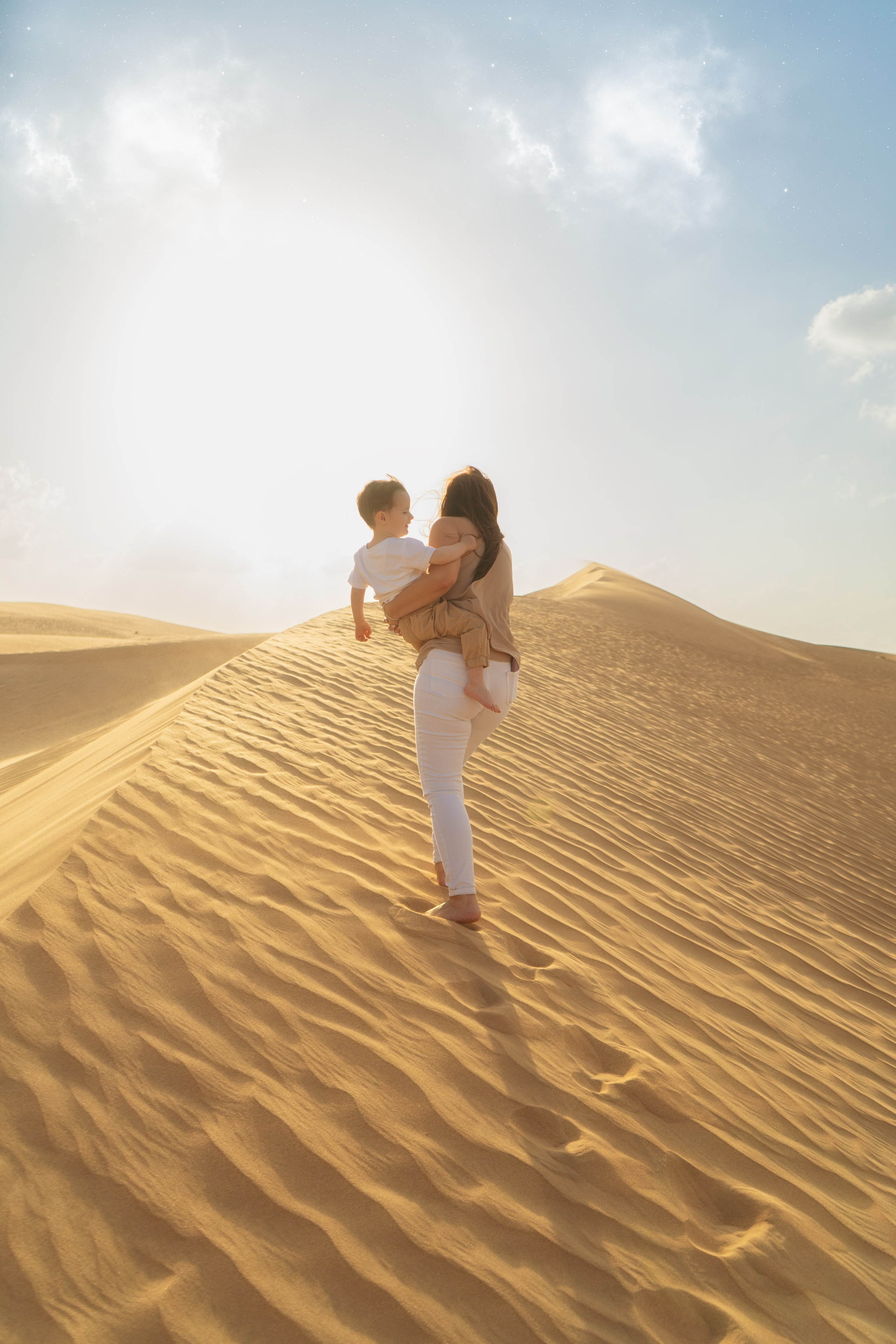 Photographer in the Abu Dhabi desert. Book a shoot in the Dubai desert, UAE. Romance of the East. The endless desert of the Emirates. Photos in the desert. Minimalism in photography. Nice photo sessions in the desert