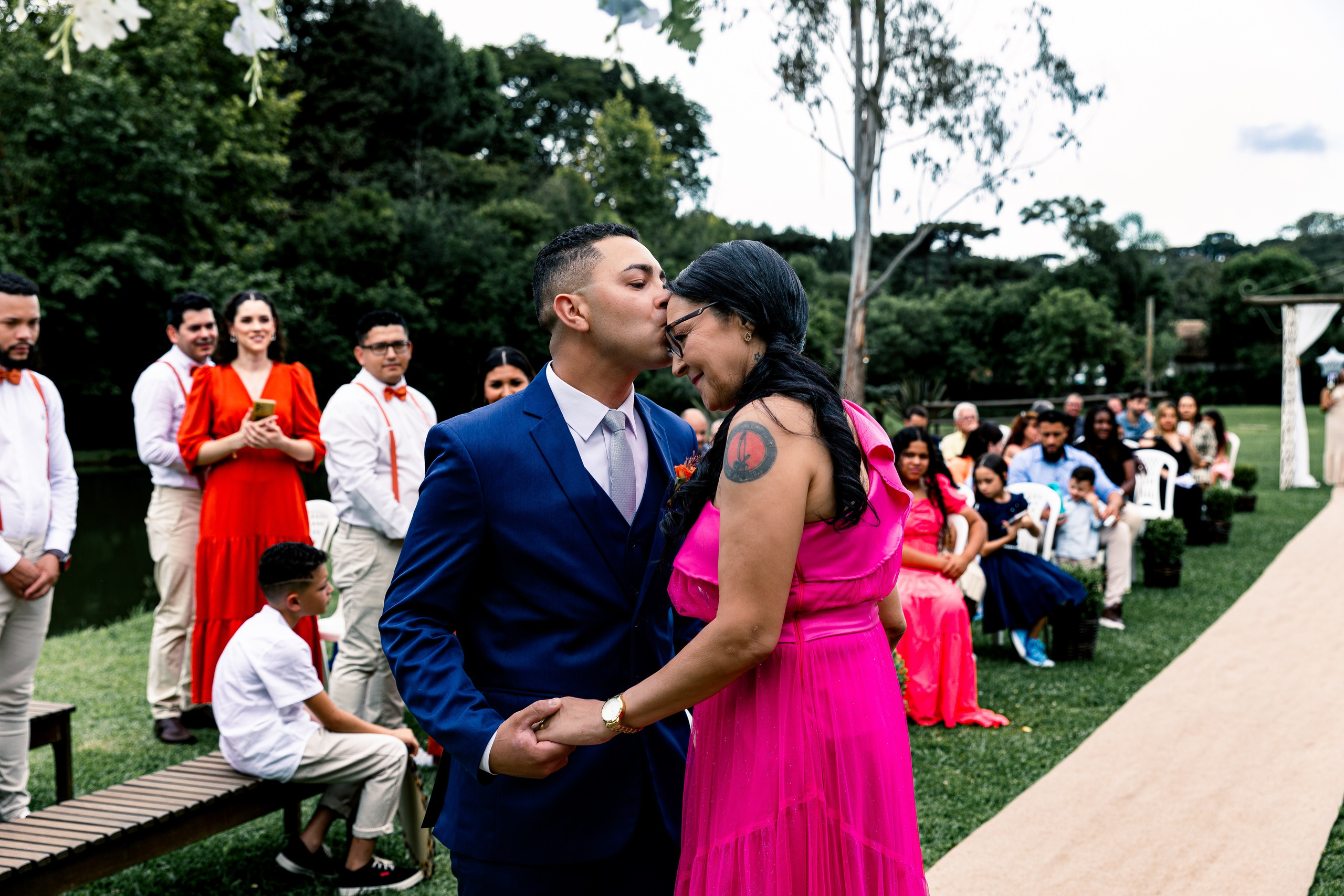 Noivo beijando a testa de sua mãe no altar, fotografia de casamento emocionante registrado em curitiba