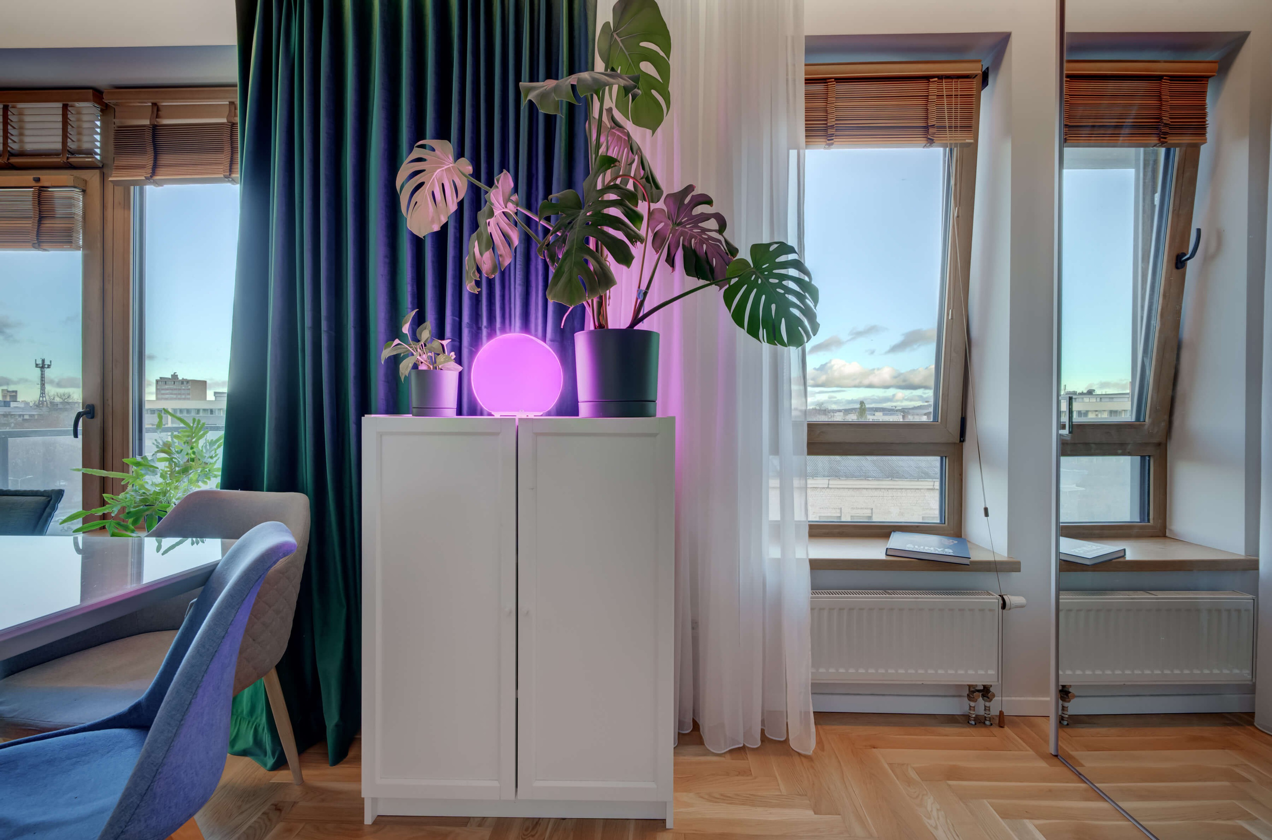 Svetainė 2025: RGB apšvietimas keičia nuotaiką, žibintas ant grindų ir žaluma prie langų – čia net augalai šoka