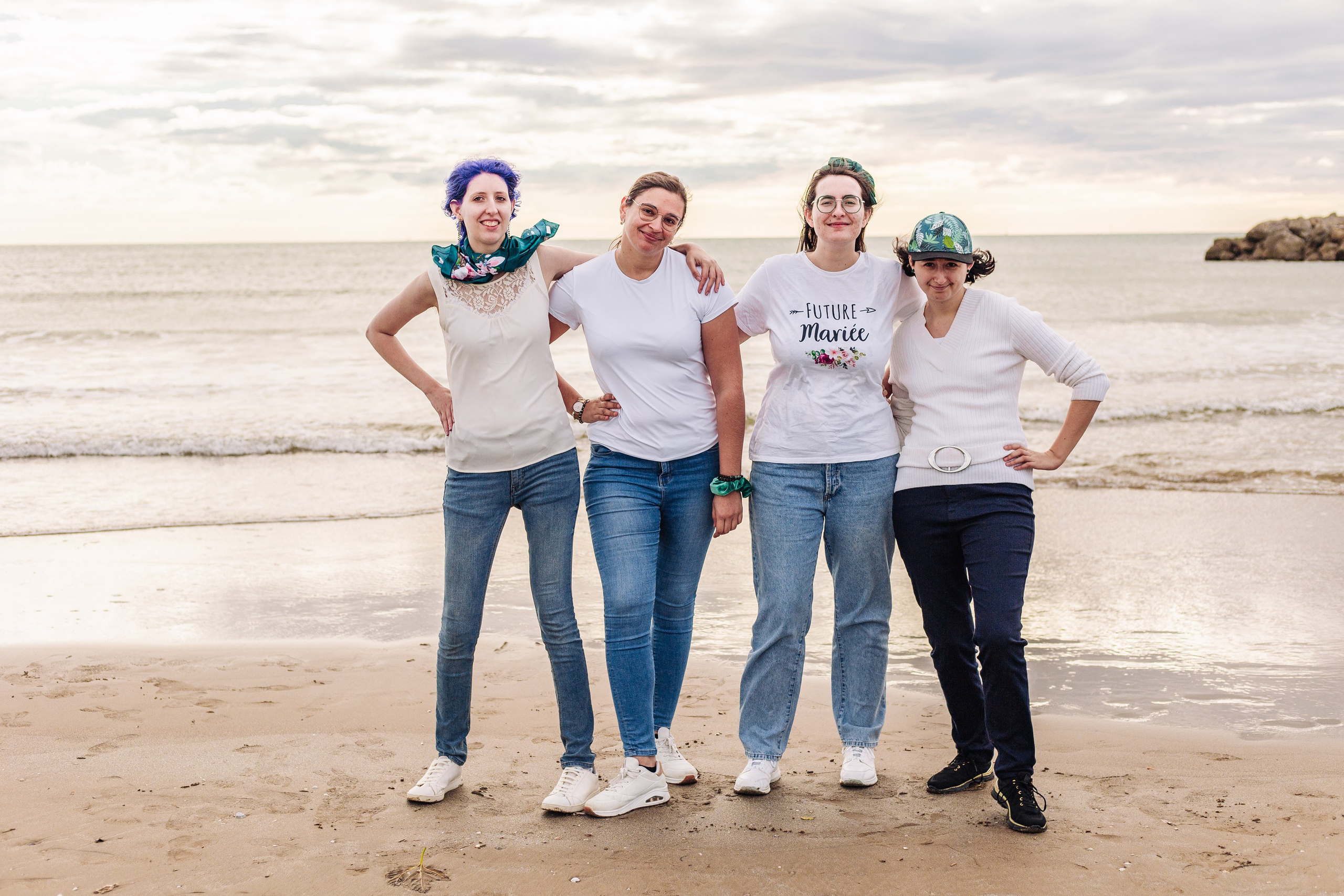 Séance Photo EVJF à Gruissan: Des Souvenirs Inoubliables sur la Plage des Chalets. Photographe professionnelle à Poitiers, Tours et Châtellerault | Studio photo entre Poitiers et Tours – portraits, familles, entreprises, ma