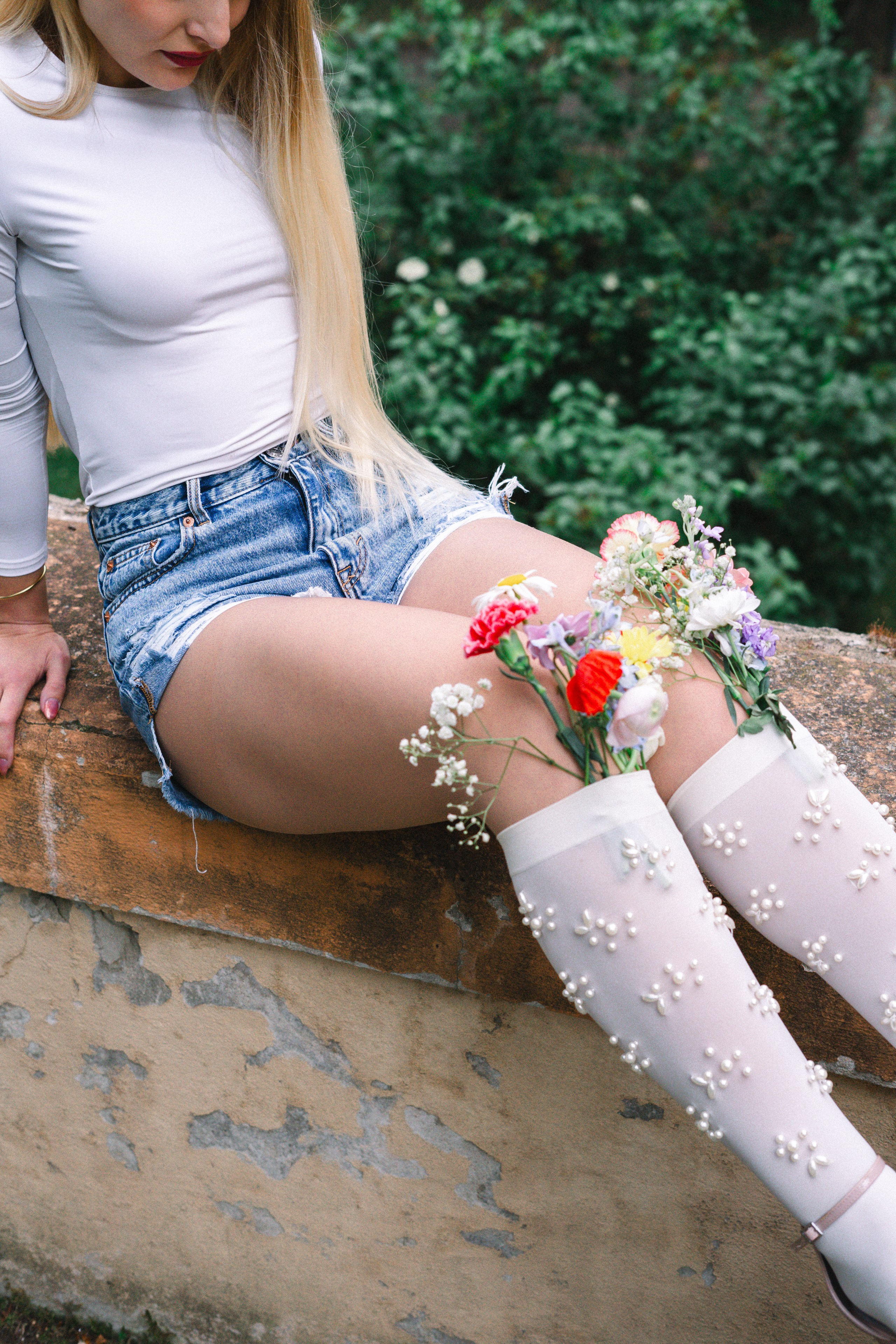 Focení mezi květy. Jana Holubová | Svatební, párová a rodinná fotografka v Praze