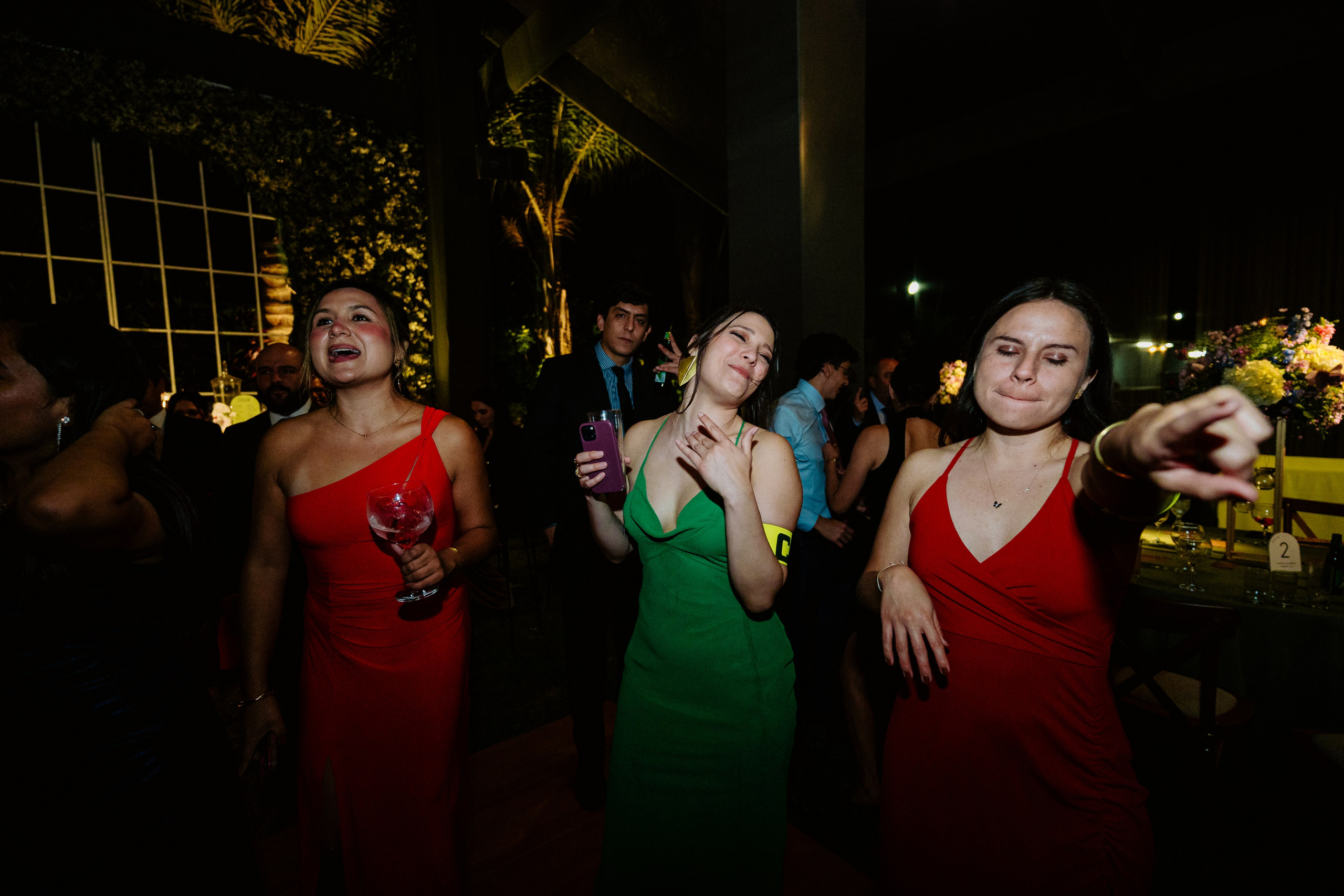 Un vistazo a la fiesta. Fotógrafo de Bodas en Lima | Ronhy Altamirano. Fotografía narrativa y cinematográfica para bodas, quinceañeras y eventos exclusivos