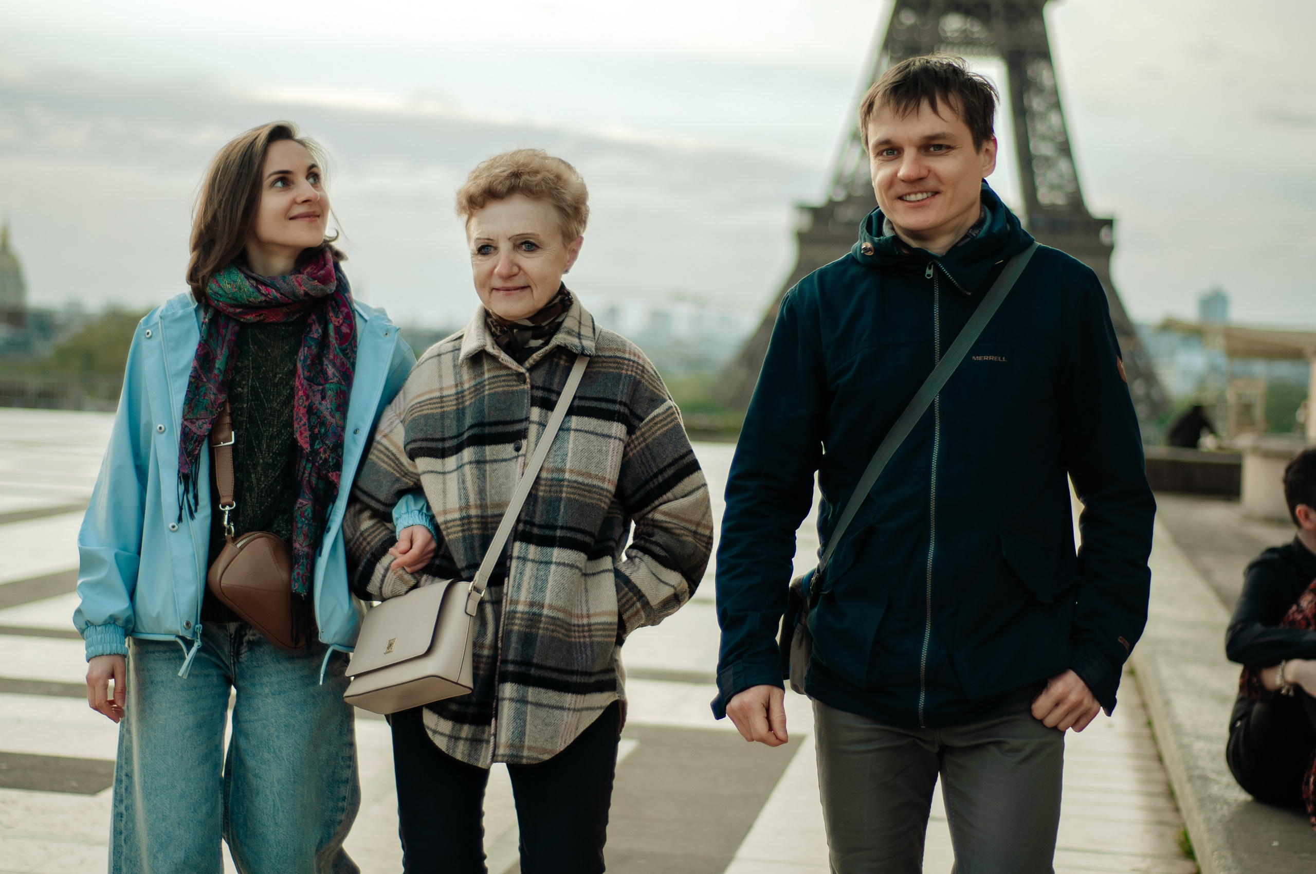 Family photoshoot at the Trocadero. Paris photographer — Polina Osipova