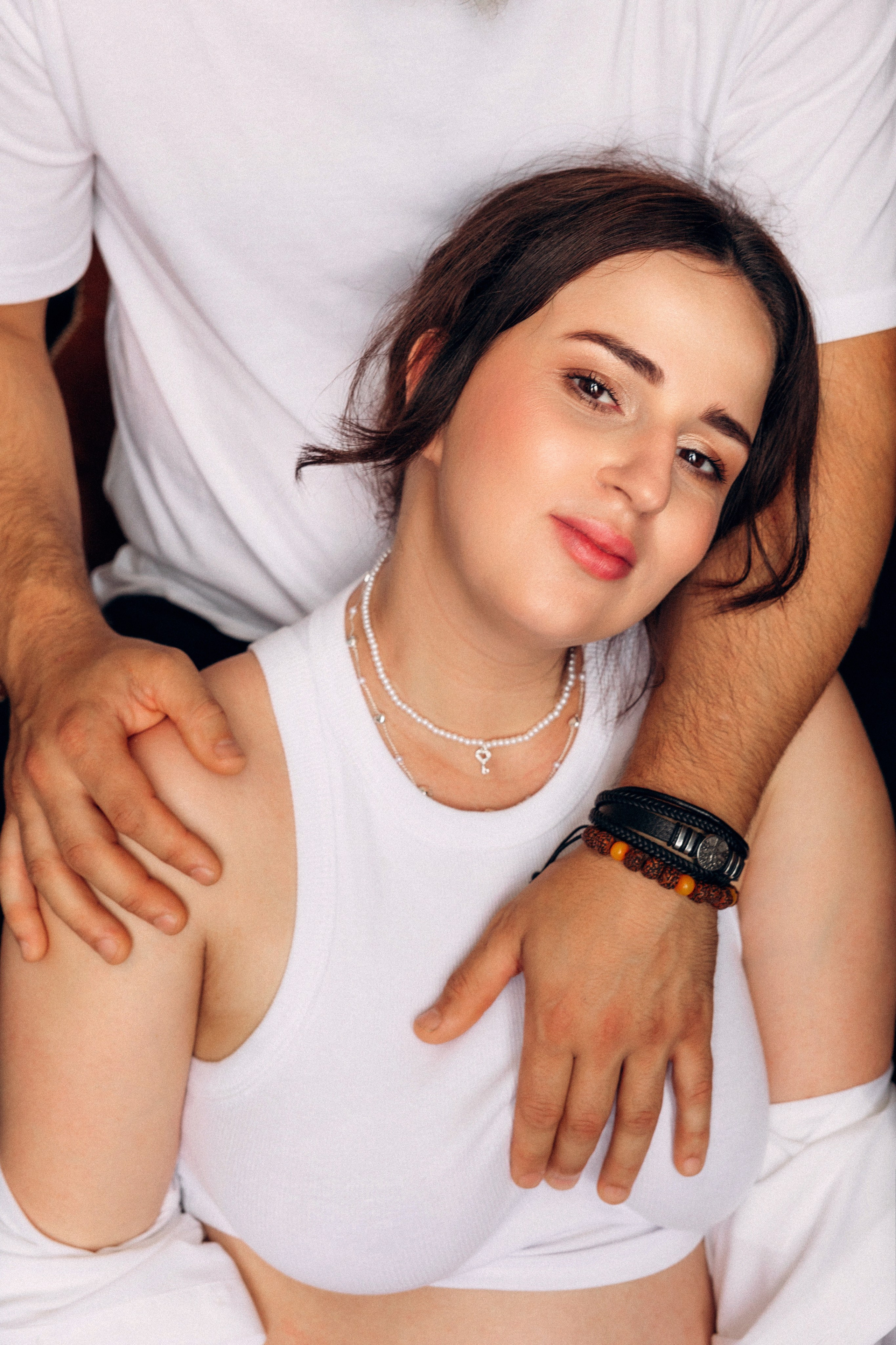 Kobieca sesja ciążowa – przyszła mama uśmiecha się do obiektywu, lekkość i radość oczekiwania.