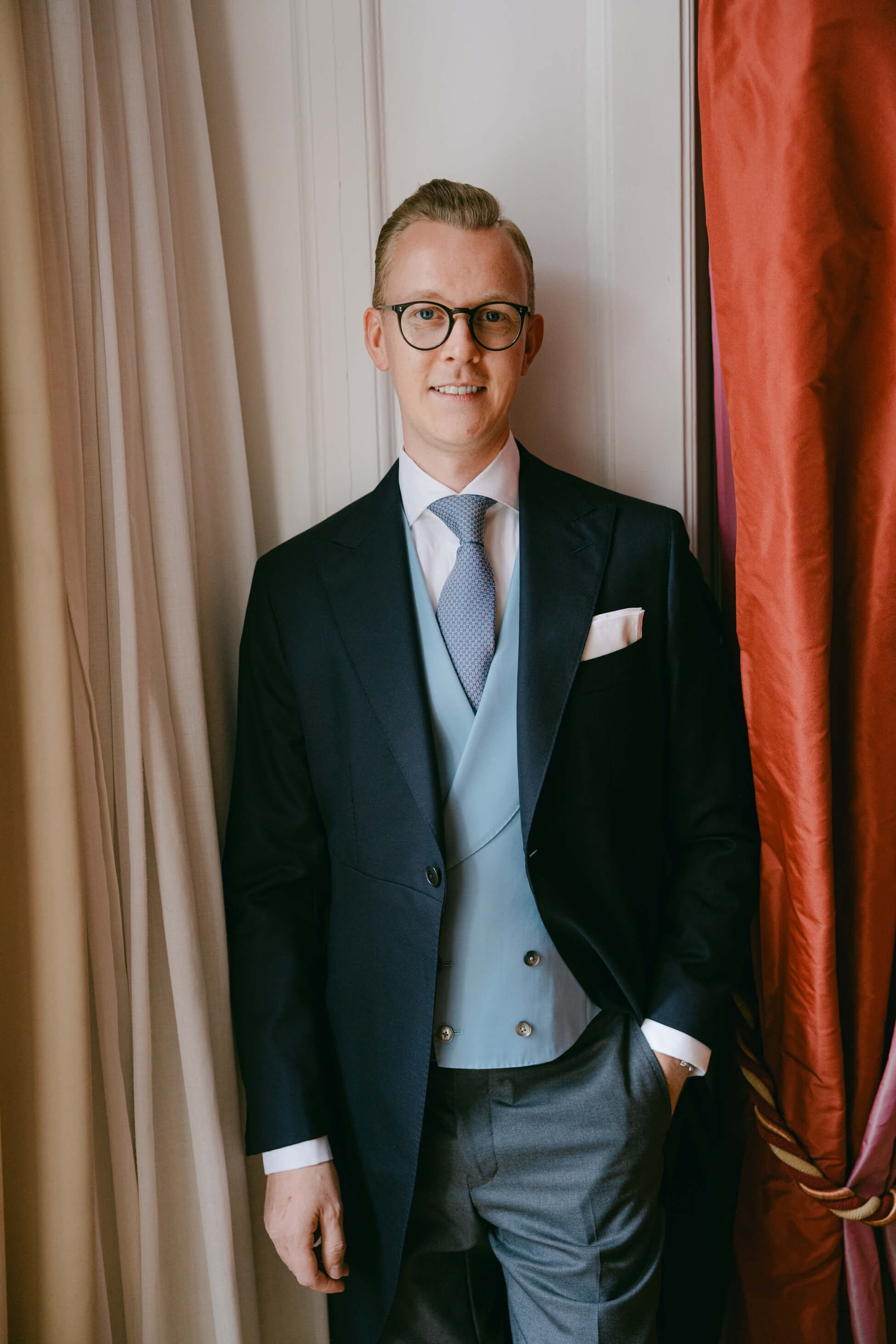 Groom in smoking with boutonnière, luxury wedding Frankfurt Villa Rothschild