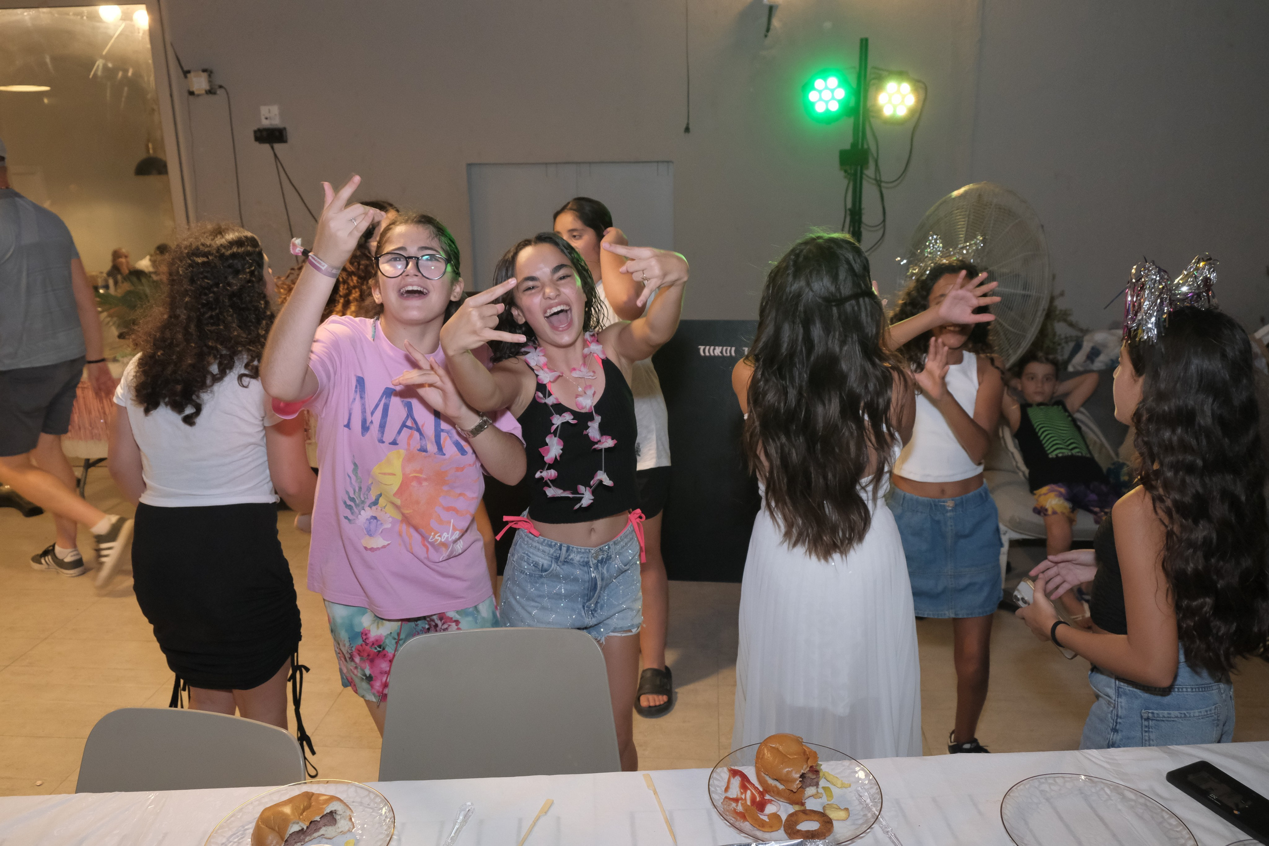 אמילי חוגגת. Middle East Photo Agency — Photography & Event Magnets — סוכנות צילום והדפסת מגנטים לאירועים