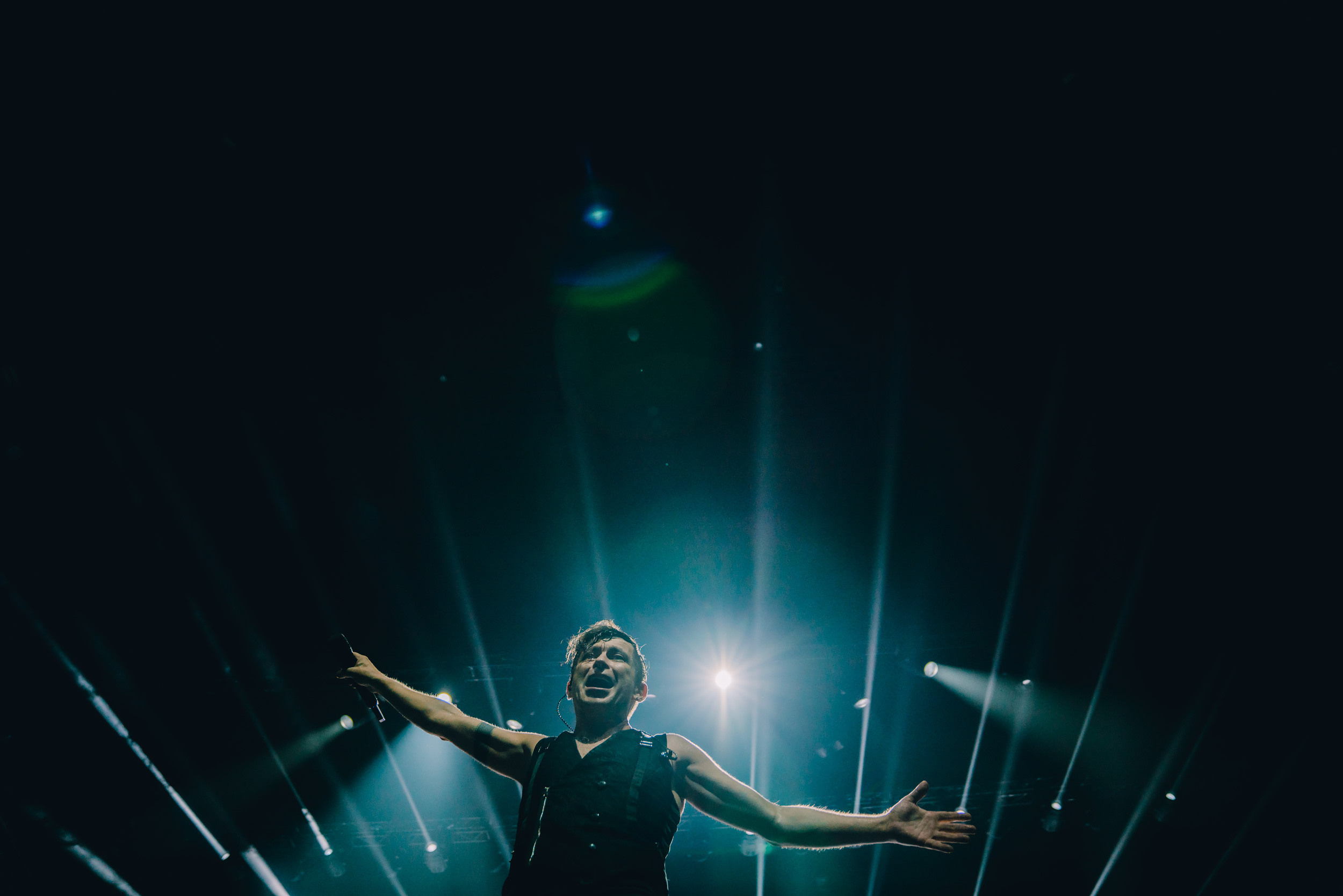 Photoshoot from rock B2band performance at Coca-Cola Arena, Dubai. Sergio Russo — TOP Wedding Photographer in Dubai