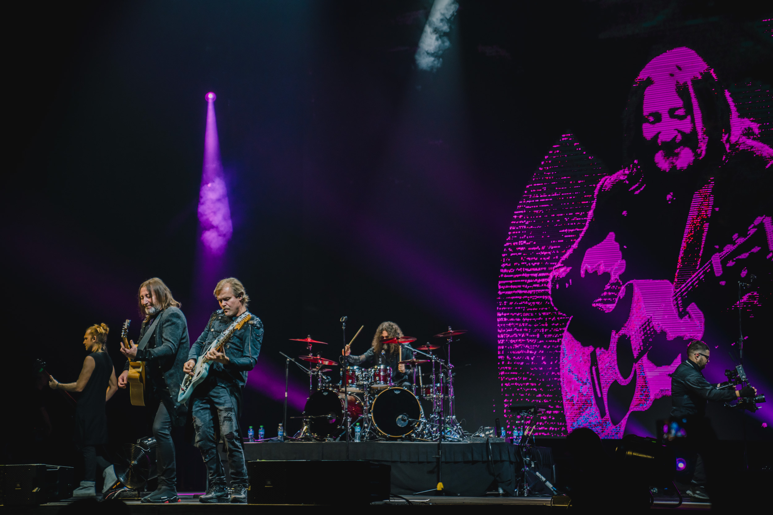 Photoshoot from rock B2band performance at Coca-Cola Arena, Dubai. Sergio Russo — TOP Wedding Photographer in Dubai