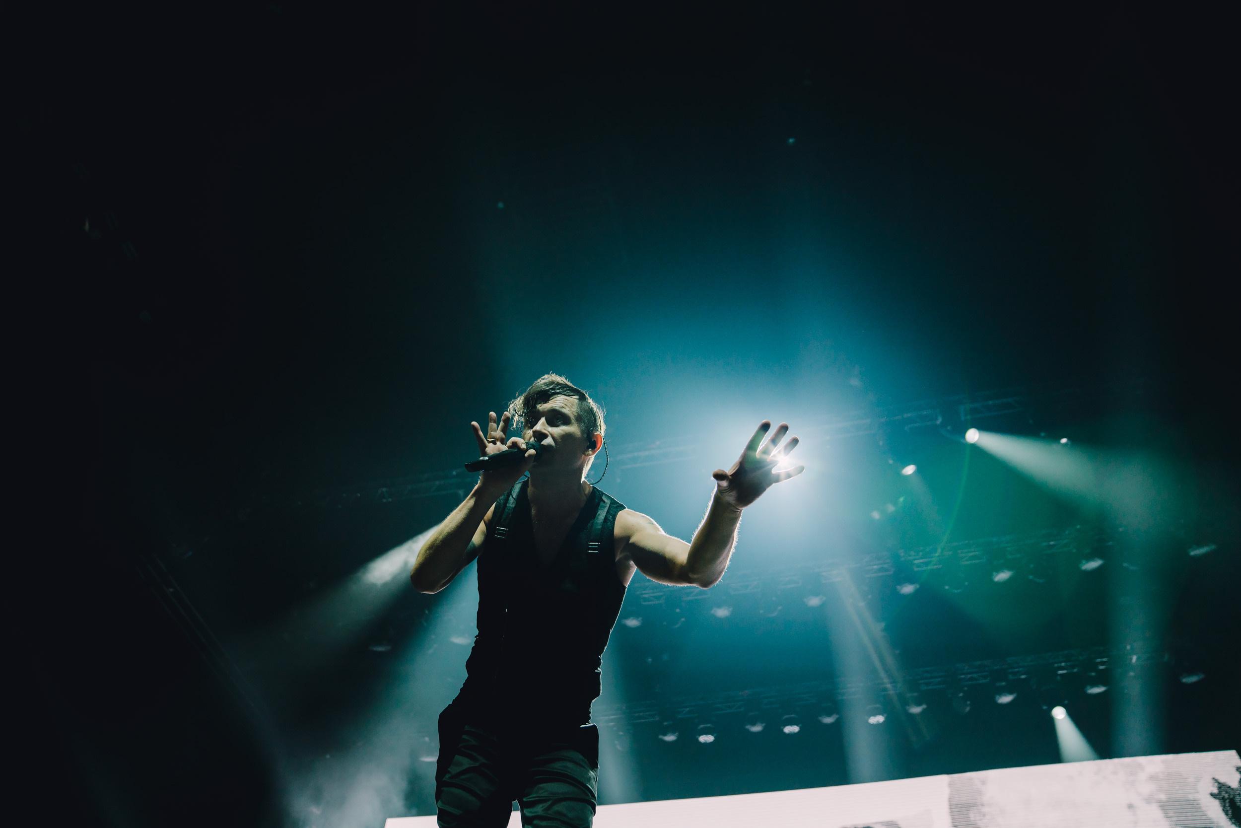 Photoshoot from rock B2band performance at Coca-Cola Arena, Dubai. Sergio Russo — TOP Wedding Photographer in Dubai