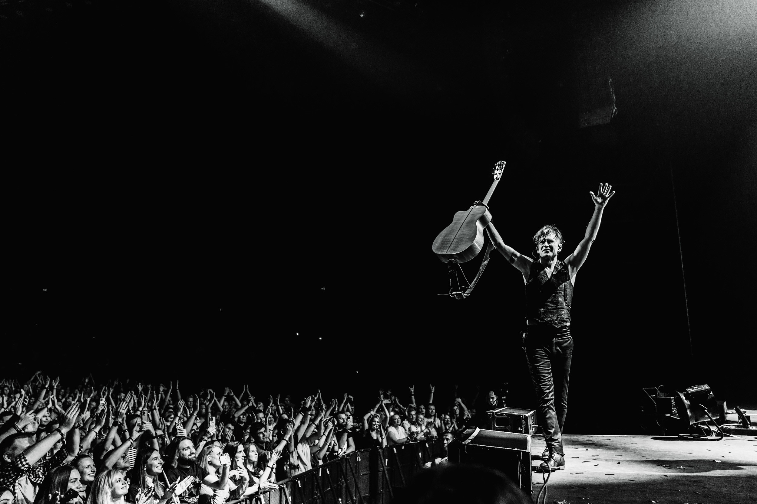 Photoshoot from rock B2band performance at Coca-Cola Arena, Dubai. Sergio Russo — TOP Wedding Photographer in Dubai