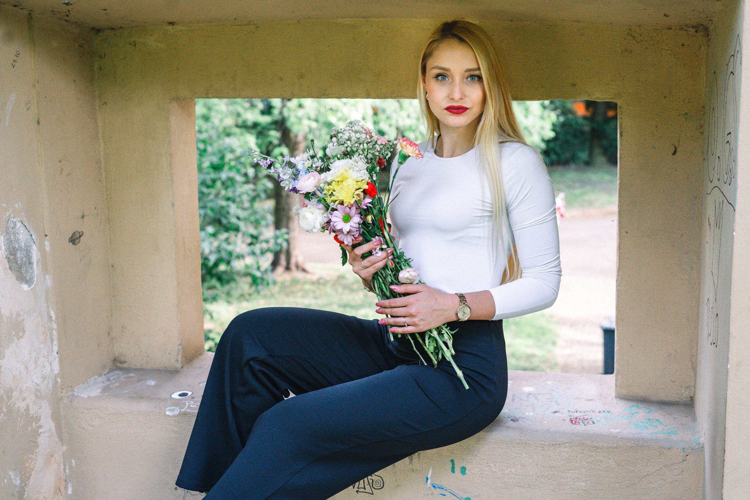 Focení mezi květy. Jana Holubová | Svatební, párová a rodinná fotografka v Praze