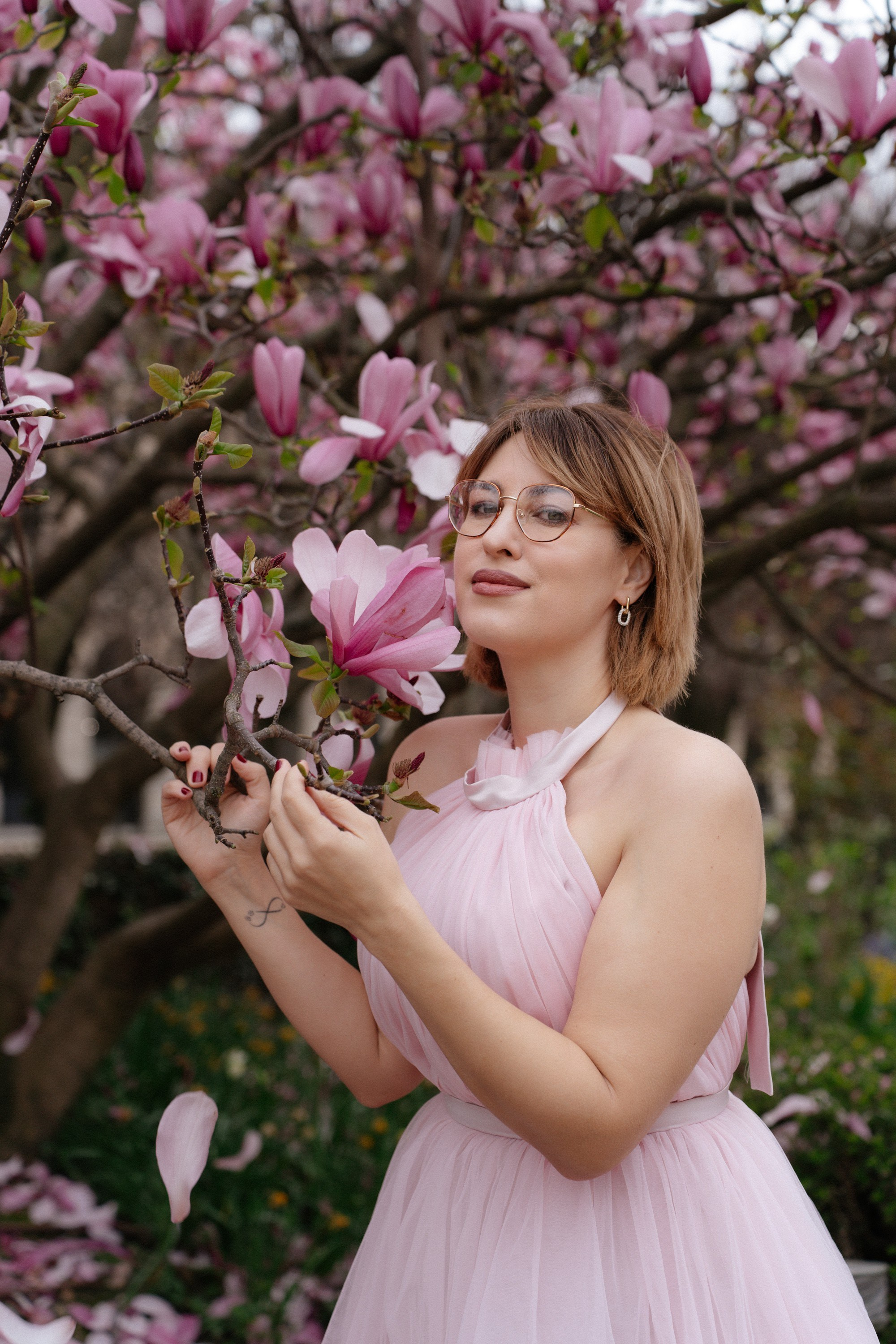 Solo Portrait Session: Magnolias. Paris Photographer & Videographer