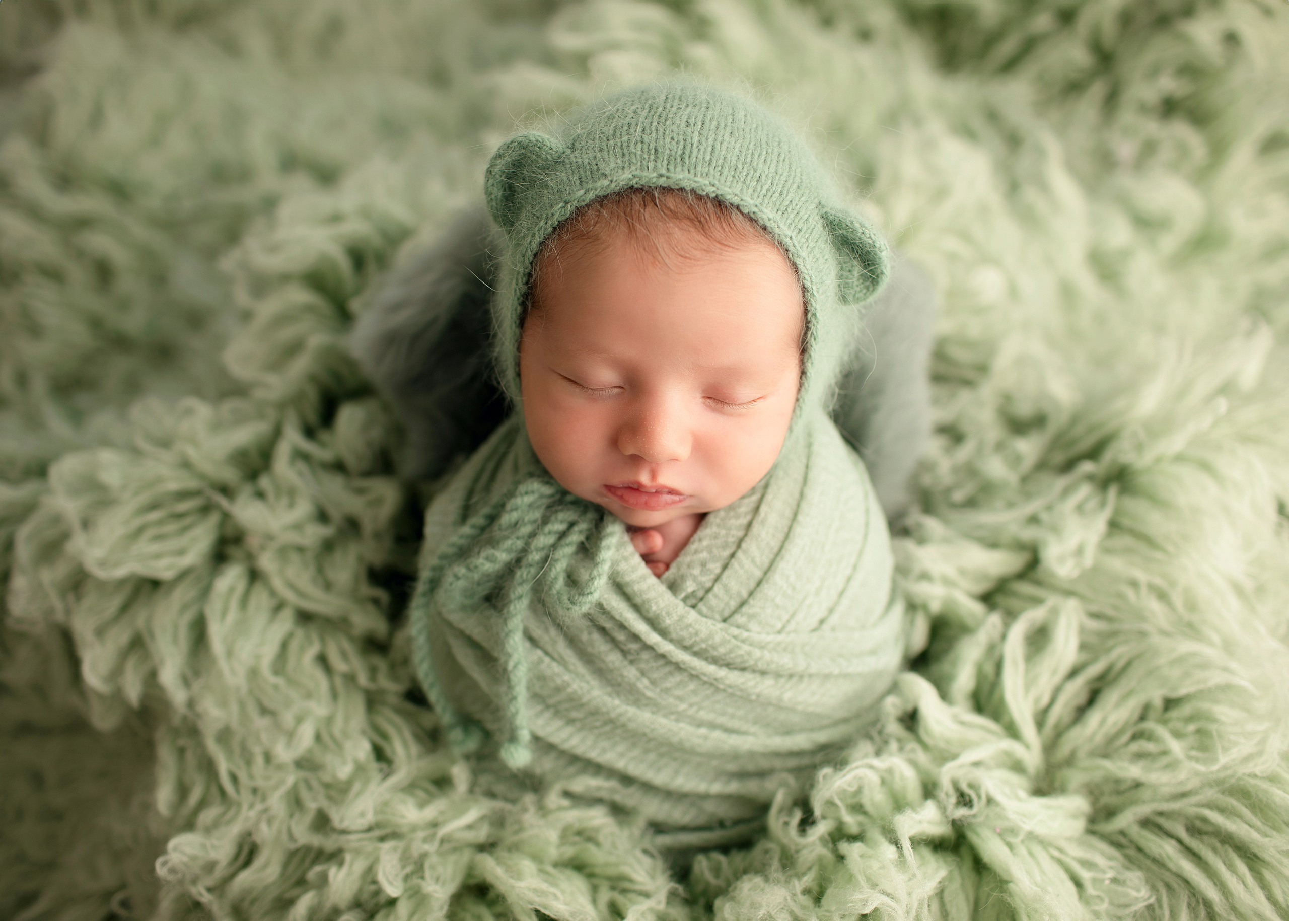 Mamma och bebis delar ett ögonblick av närhet, ett fotografi från fotosessionen full av värme.