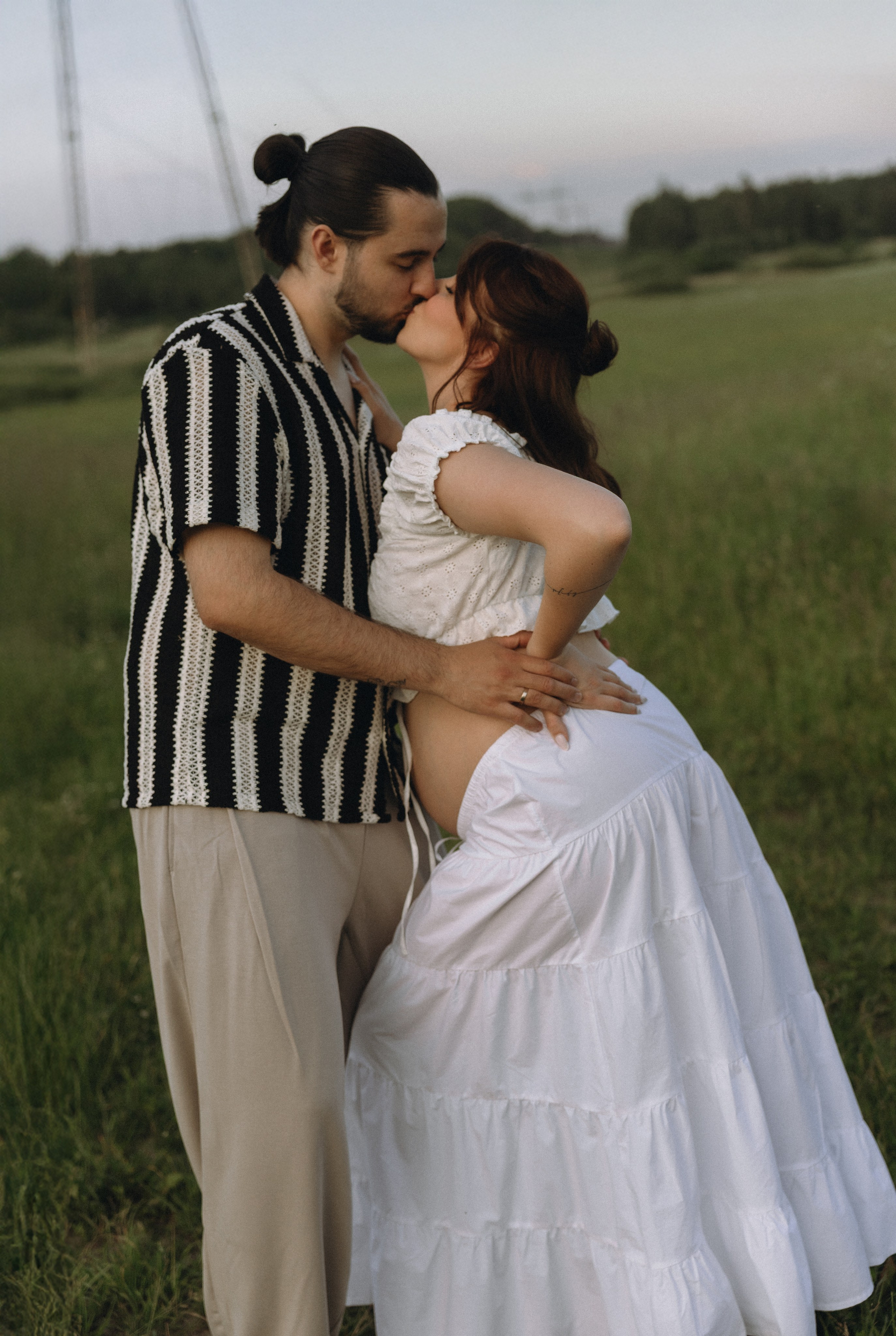 Lera & Maksim | laukimo fotosesija pievoje saulei besileidžiant. Vestuvių ir šeimų fotografė Lena Bondarenko / belove photo