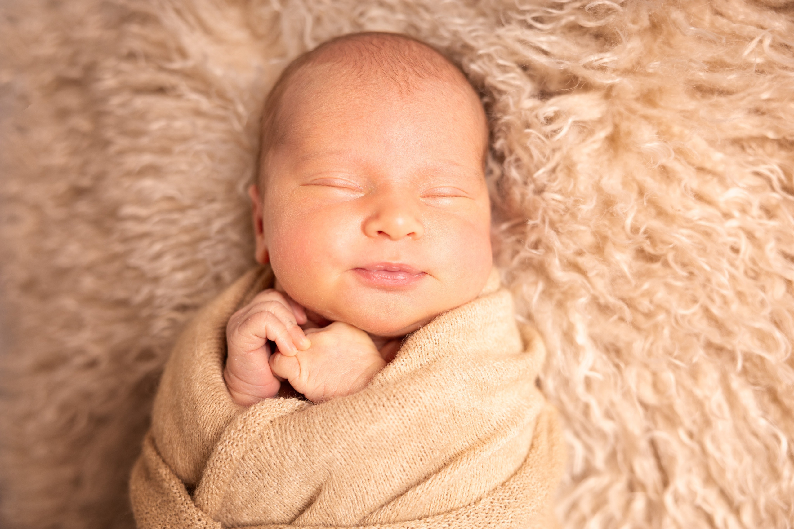 Něžná portrétní fotografie novorozené holčičky v přírodním boho stylu