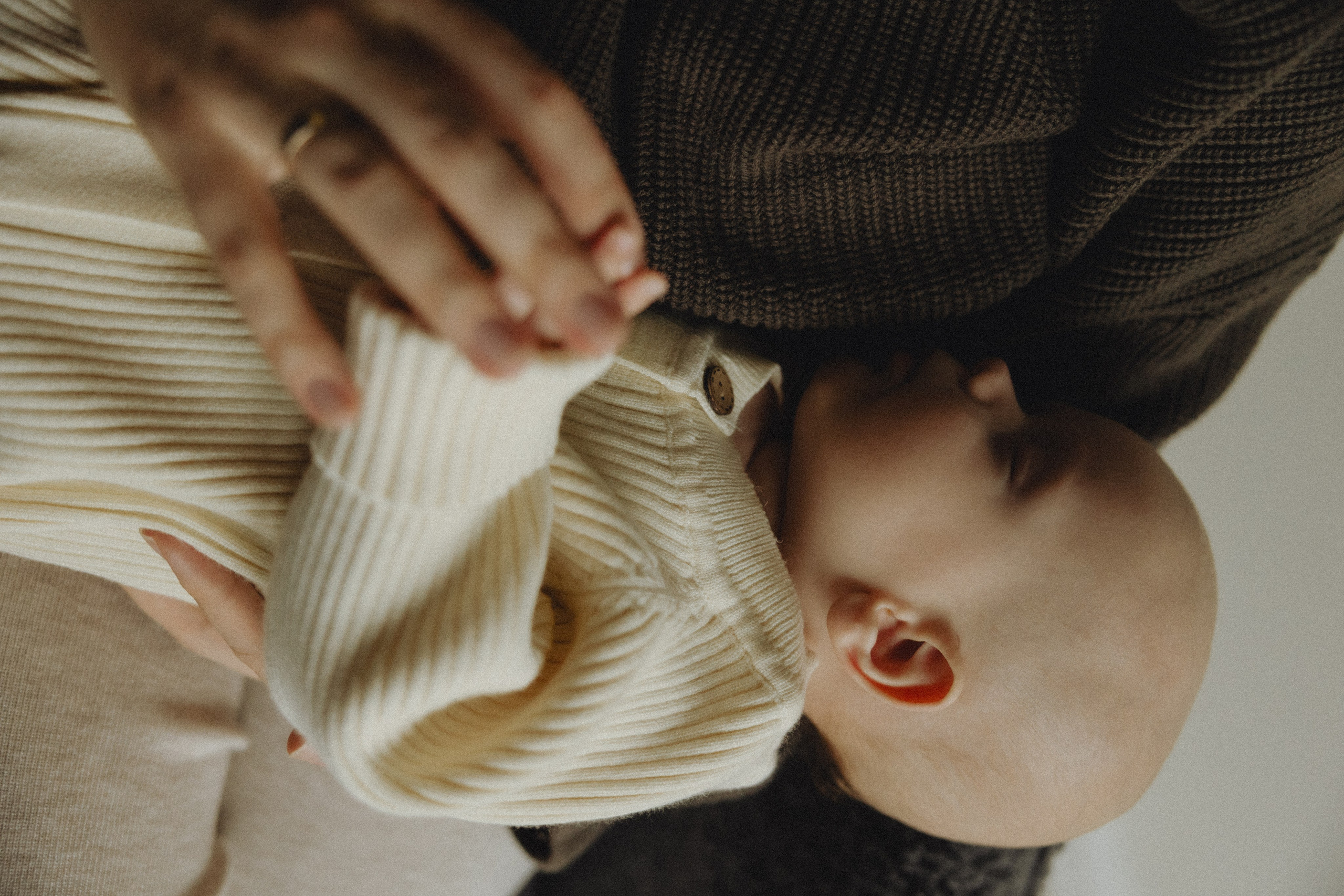 Naujagimio fotosesija namuose | 2025. Vestuvių ir šeimų fotografė Lena Bondarenko / belove photo