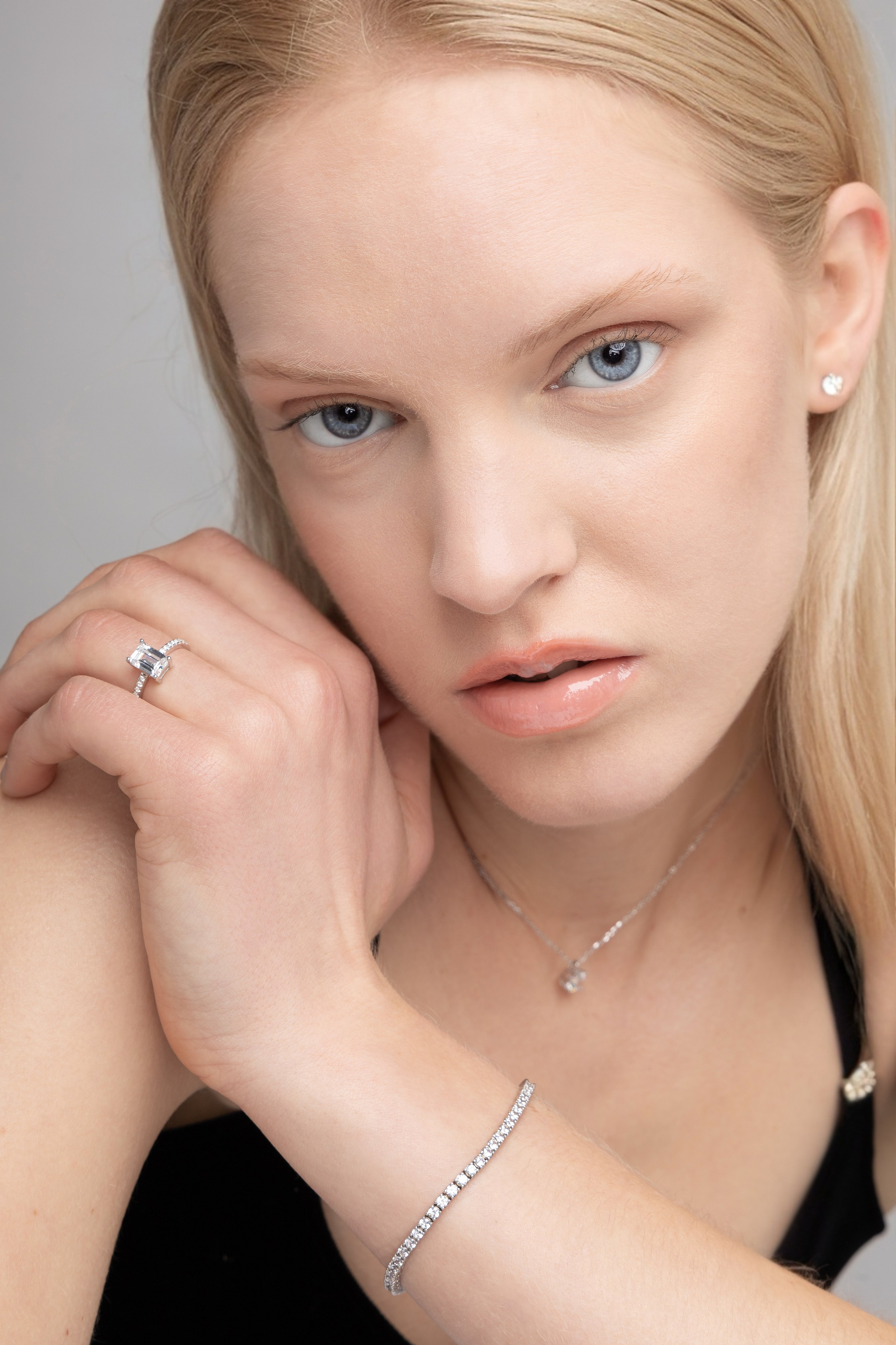 Photographie de portrait d’une modèle blonde aux yeux bleus à Toulouse mettant en valeur des bijoux
