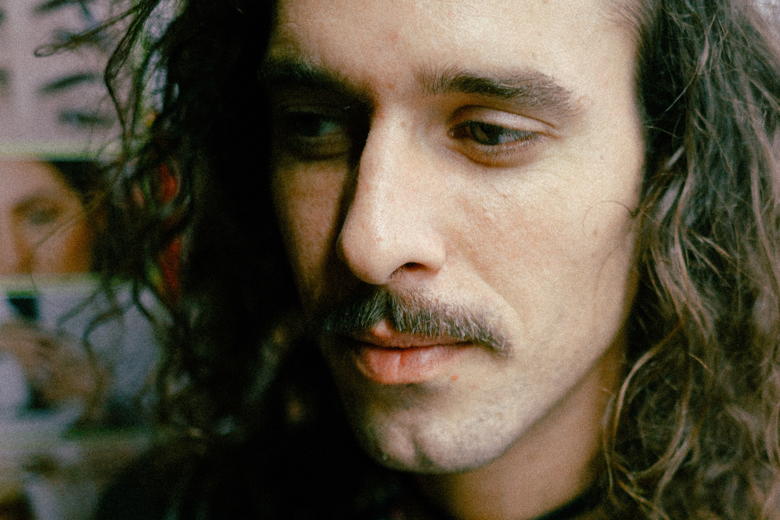 Fotografía nocturna con el músico Mateo en el Raval de Barcelona – retratos urbanos espontáneos. Marina Kálcheva – Photographer, Videographer & Visual Artist in Barcelona