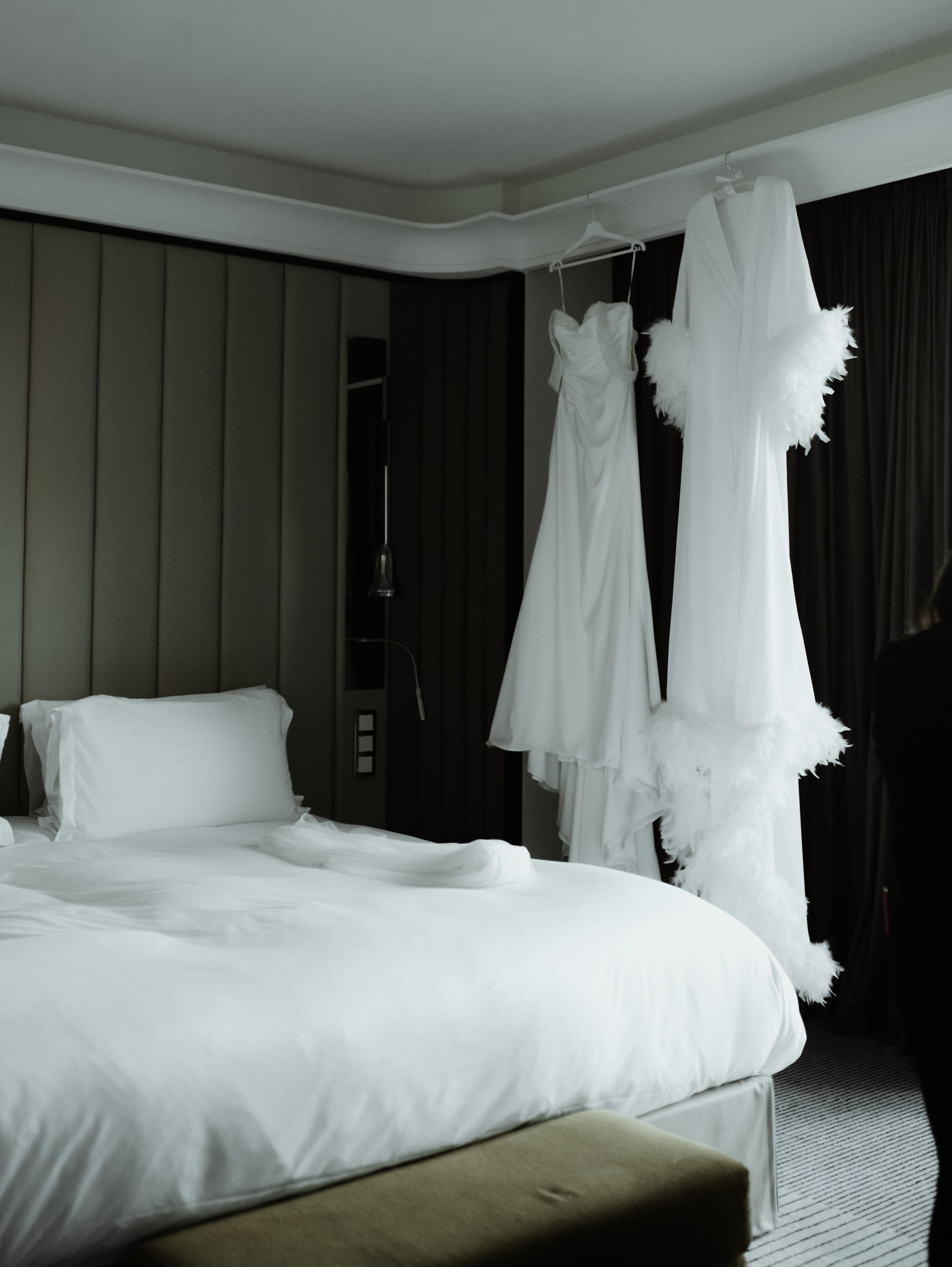 Detailaufnahme vom Brautkleid vor der Trauung – Hochzeitsfotografie Würzburg