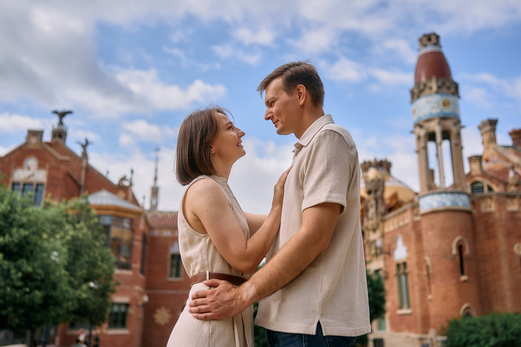 Description of the Sant Pau location for a  love-story or individual photo shoot in Barcelona, examples of photos taken at this photo spot. POSTCARD.BCN Photographer Kate in Barcelona. Love-story, family or individual photo shoots