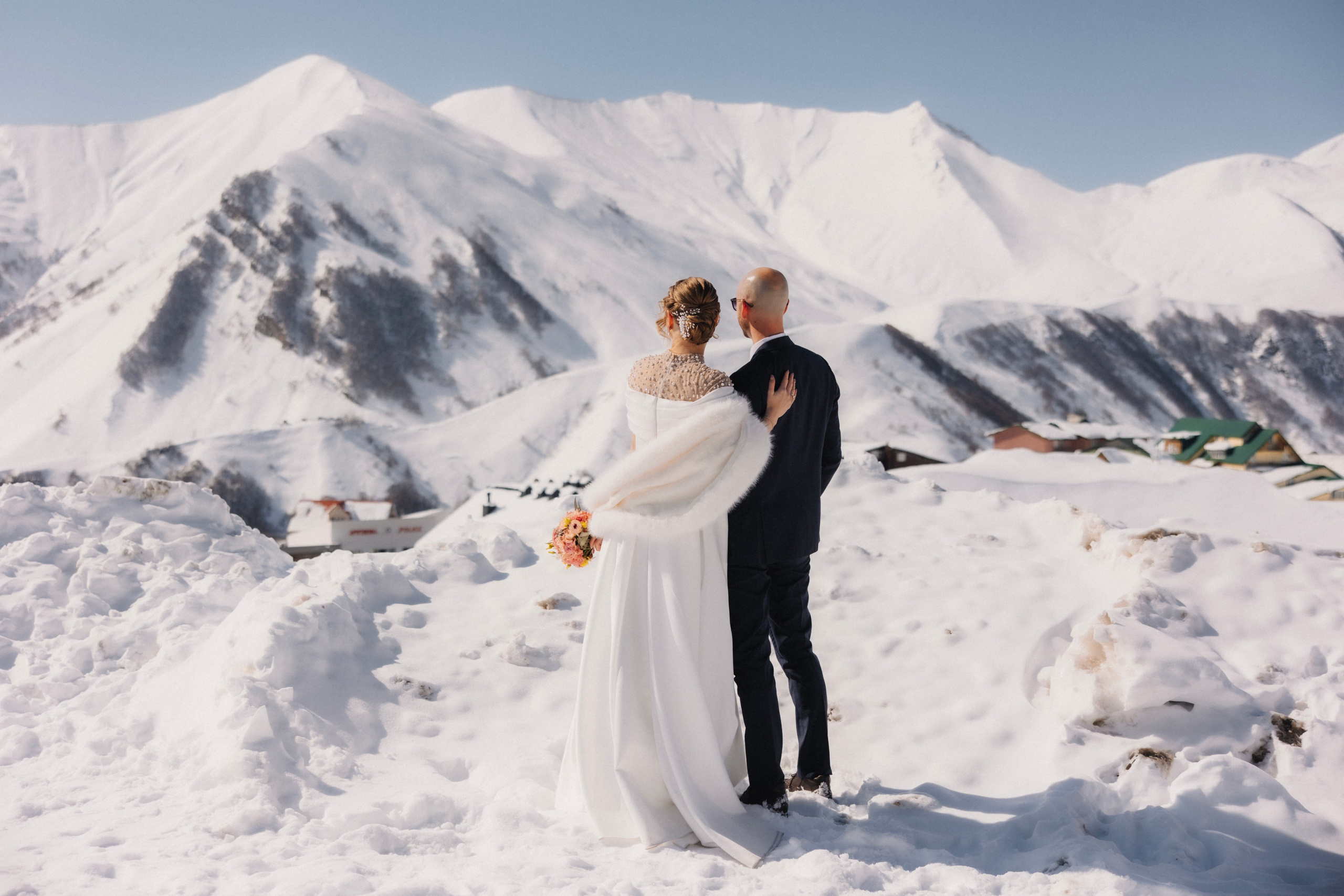 Love in winter mountains. Wedding photographer in Tbilisi Ioseb Mamniashvili