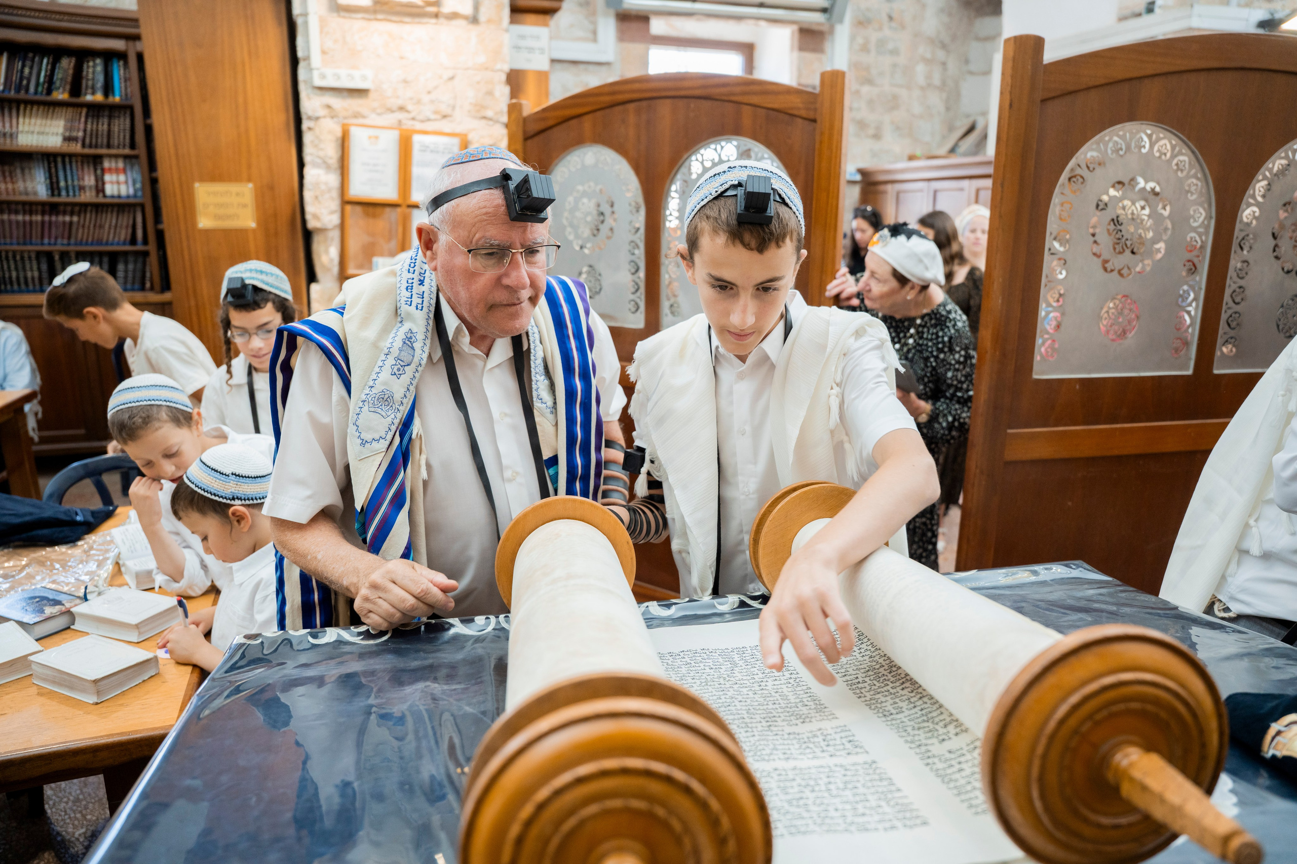 הנחת התפילין רפאל לוי. יוסף מזרחי צילום חתונה, ברית וזוגיות. צלם מקצועי שאוהב להוציא אתכם הכי יפים ברגעים הכי מרגשים