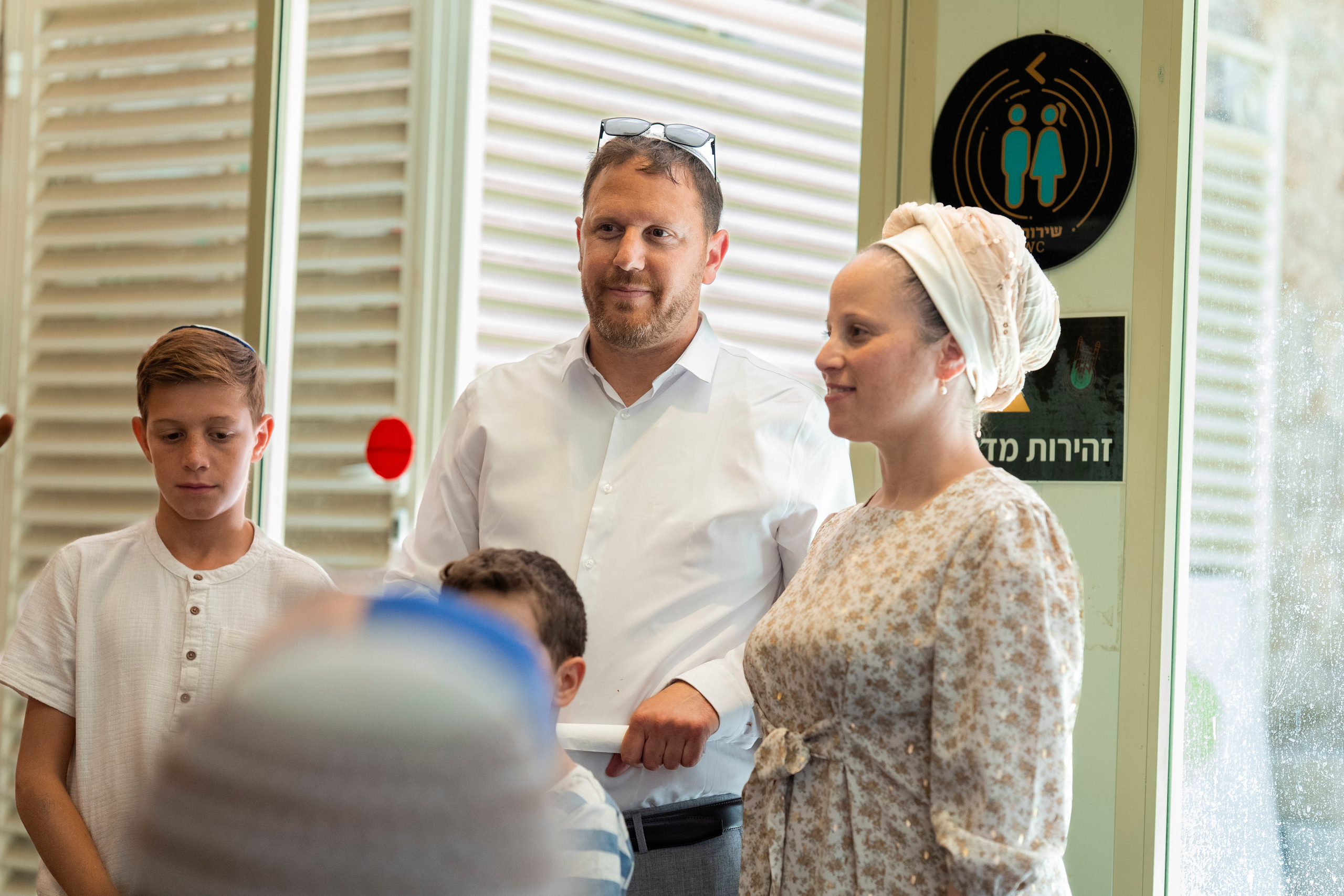 הנחת התפילין רפאל לוי. יוסף מזרחי צילום חתונה, ברית וזוגיות. צלם מקצועי שאוהב להוציא אתכם הכי יפים ברגעים הכי מרגשים