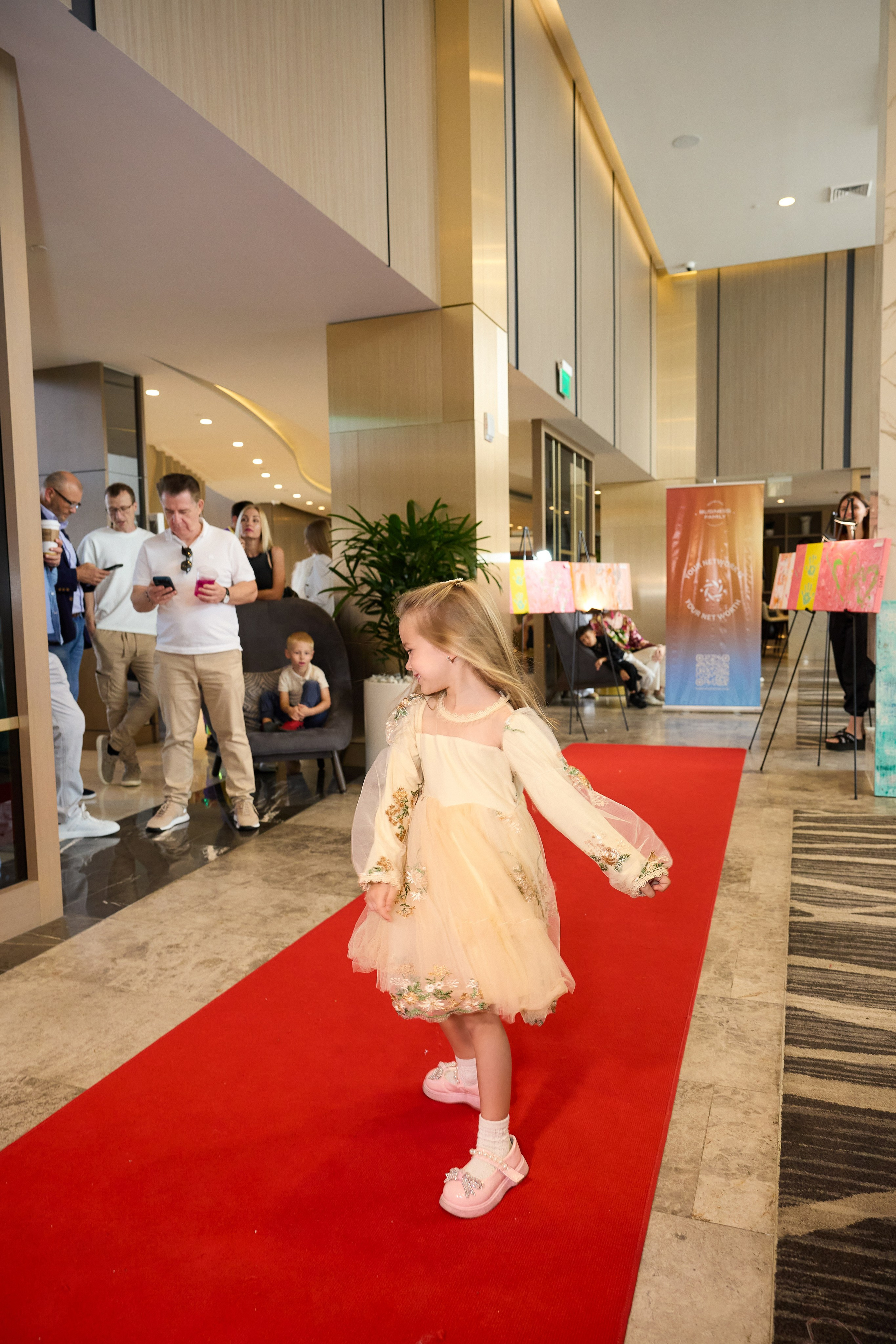 Авторская благотворительная художественная выставка Дианы Бортник. Фотограф Юлия Маковеева