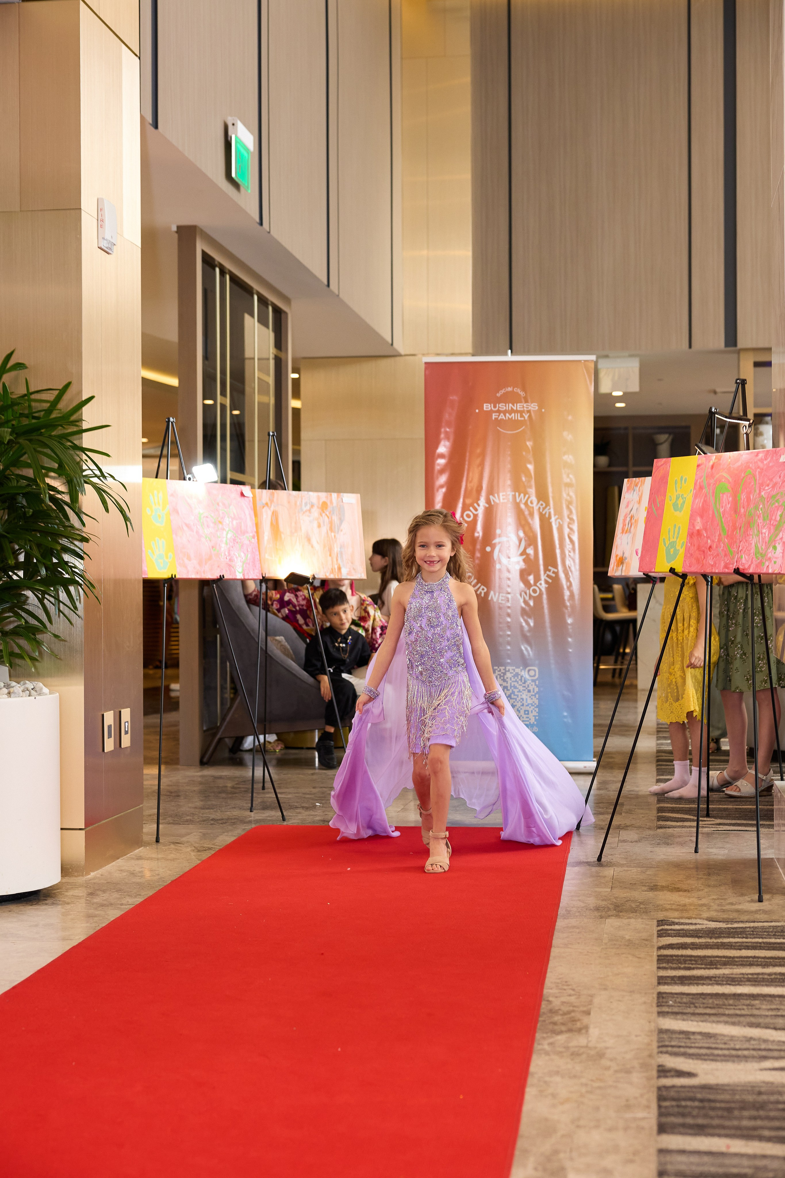 Авторская благотворительная художественная выставка Дианы Бортник. Фотограф Юлия Маковеева