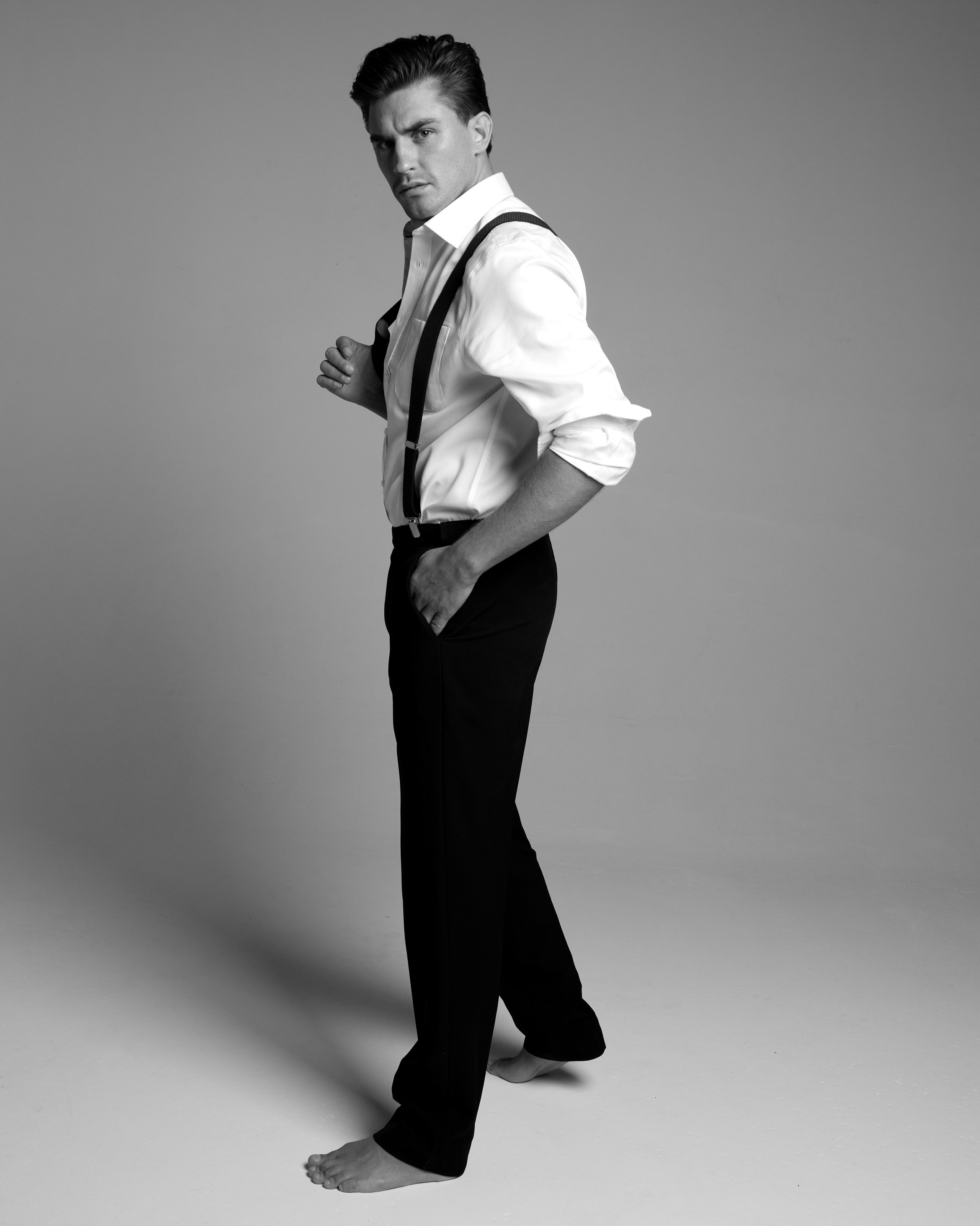 retrato masculino en estudio con iluminación dramática profesional
