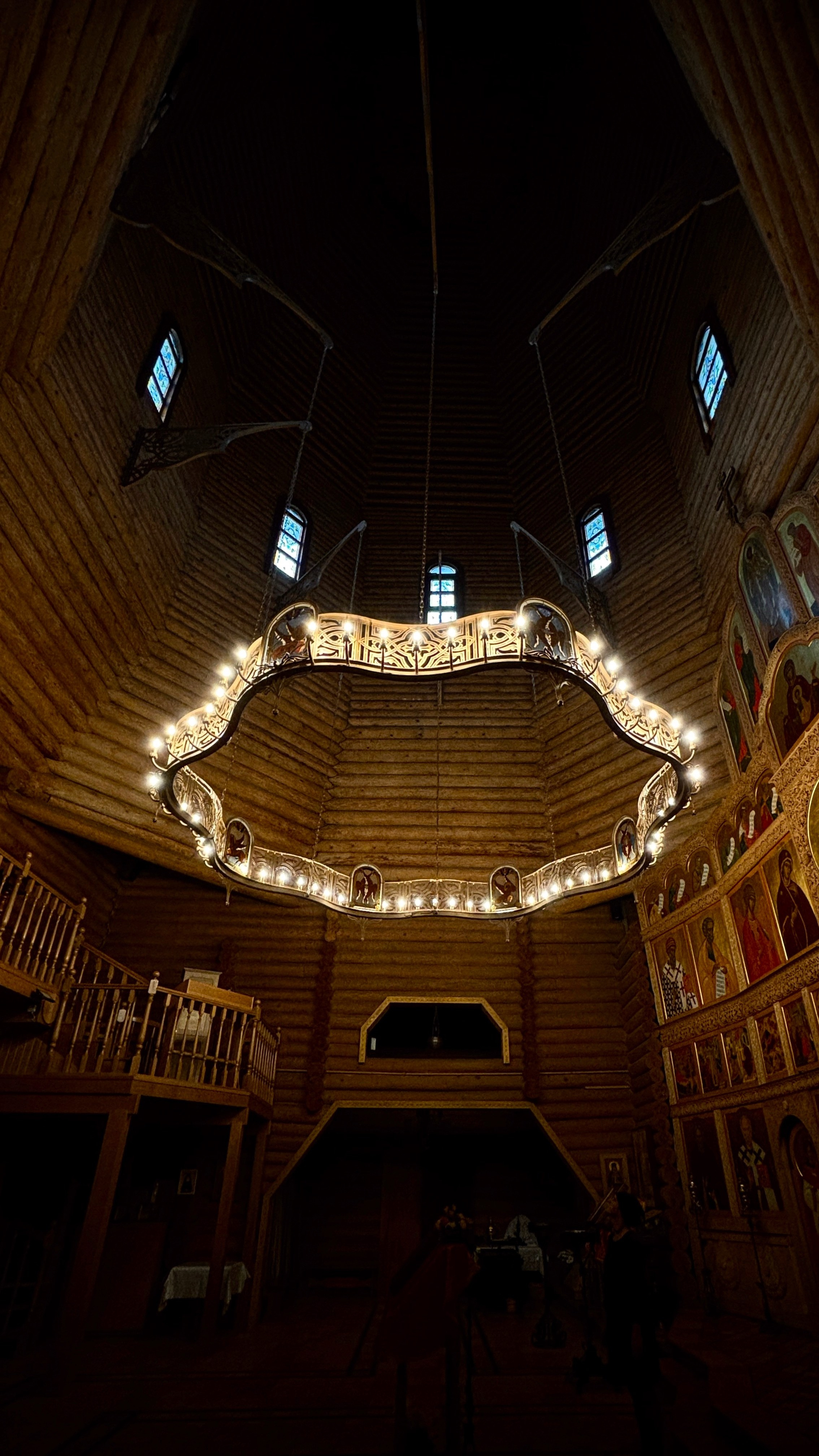 Хорос для храма Святой Троицы Прихода в честь Всех Святых в городе Минске Минской Епархии Белорусской Православной Церкви. 2022-2023. Сталь, худож. ковка, лазерная резка, сварка, витражи Анна Авгуль Магия витража.